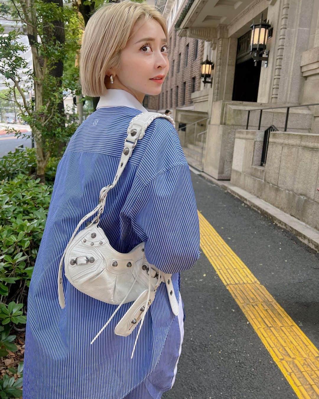 梅村実帆のインスタグラム：「九段下 🔜 神保町 の旅🚶🏼‍♀️🩵 お気に入りの @loewe は @buyma_official で ✨ 店舗にはサイズがなくて、BUYMAでやっと見つけました 楽だけどちゃんとしてる感が好き👚🩳  #buyma #buymastyle #loewe」