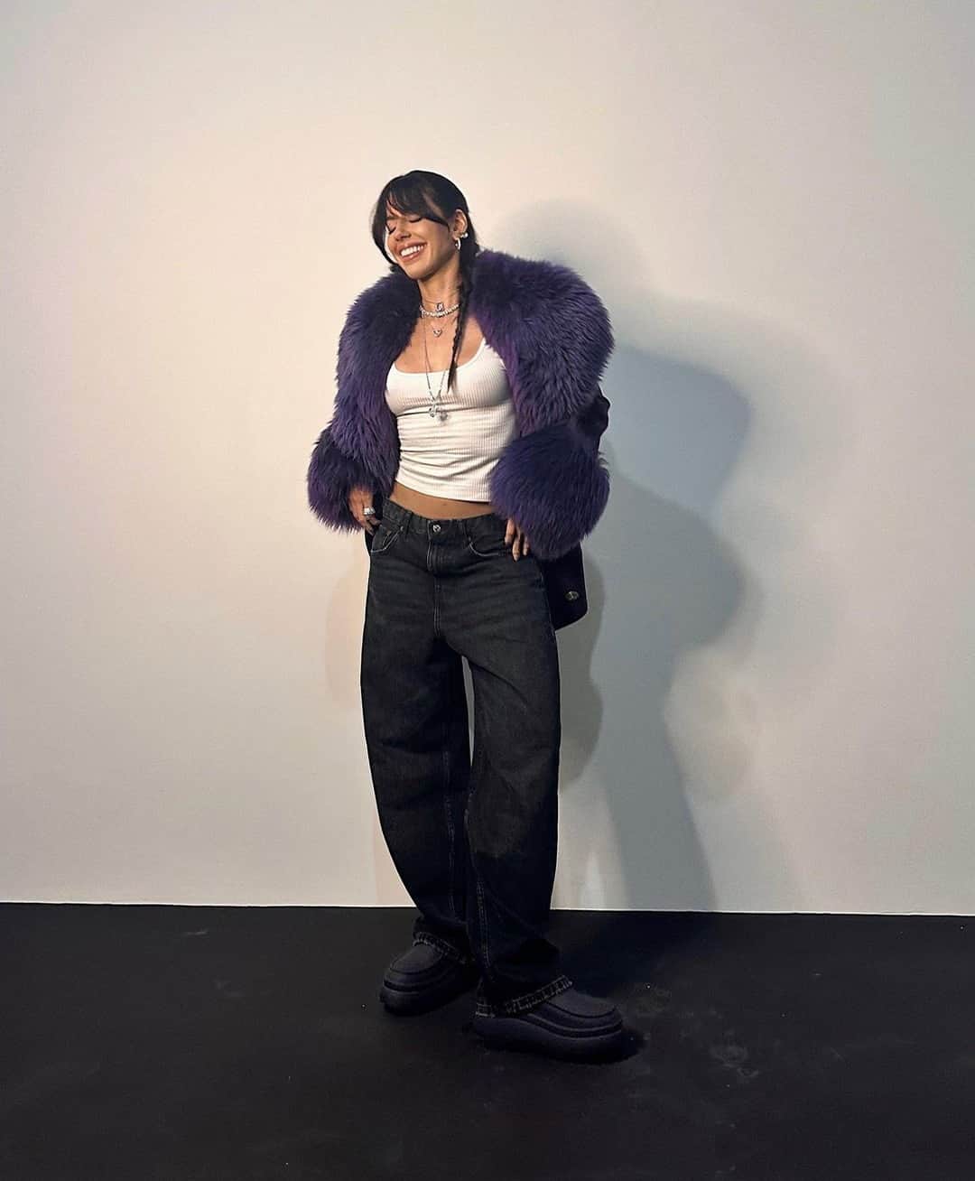 メリッサのインスタグラム：「@camilacoutinho conta para gente qual o segredo para ser maravilhosa assim?  A queen apostou na #MelissaClogMarcJacobs e criou esse visual chique despojado 🖤 ⁣ Confira o modelo no link da bio!」