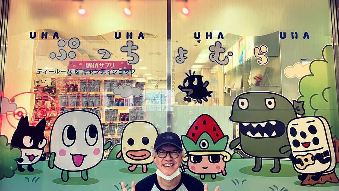 kerokerokingdxのインスタグラム：「味覚糖大阪本社の UHAサテライトのウインドーが『ぷっちょむらバージョン』にっ！ プロジェクションマッピングでは パッケージアニメもながれてるよ〜！ ご近所の方は遊びに行ってみて〜！ #ぷっちょ #ぷっちょむら」