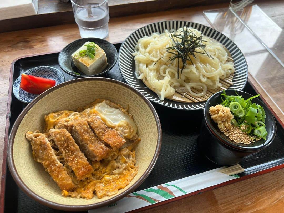 浅香圭（コラゾン）さんのインスタグラム写真 - (浅香圭（コラゾン）Instagram)「うどんの小町☆ ざるセットカツ 830円也♪  オススメです♪  #天ぷら#うどん#カツ丼 #イラスト#タピオカ #マンガ#らくがき #お弁当#food#うどんの小町 #イケメン#art#小倉 #ランチ#福岡 #豊前裏打会#カツ丼 #冷奴#ラーメン #麺好きな人と繋がりたい #九州#ダイエット #おかず#メイク#筋トレ #ざるうどん  #お昼ごはん#デザイン #ヘアスタイル#lunch」6月28日 21時49分 - keiasaka