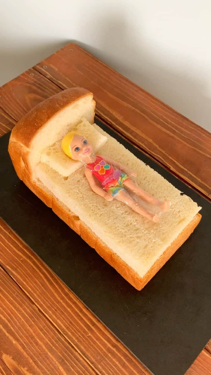 Ranのインスタグラム：「Bed Bread 🛏🍞 ベッドブレッド #bread #bed #bedroom #breakfast #toast #lunchtime #sleepwear #barbie #バービー #パン #食パン #ベッド #快眠 #🛏 #寝室 #マットレス」