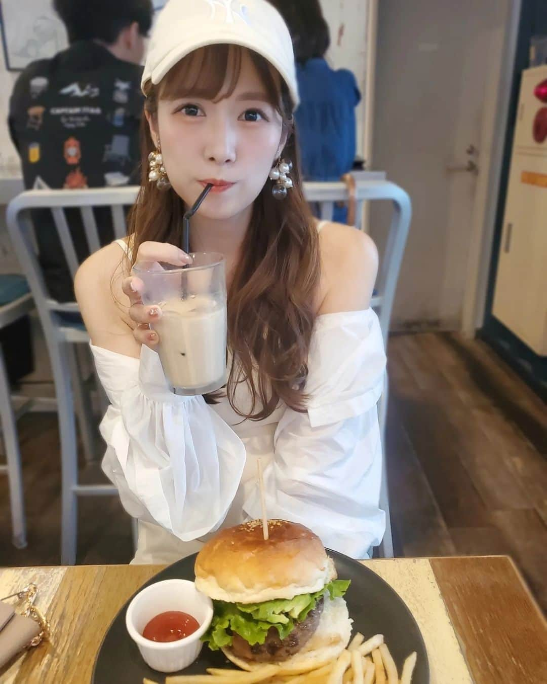 泉田文佳のインスタグラム：「୨୧*。 こないだの表参道ぐるぐるグルメ🍔🥐  暑すぎて暑すぎてみんな水着のような 服装の人ばかりなTOKYO🌞(大袈裟)。  キャミワンピにシアーシャツでも暑くって、 これ以上どう布地を減らすかの戦いでした←  こんな暑い日はハンバーガーを食べるに限る🐷← おいしいハンバーガー情報お待ちしています♡  #東京#表参道#表参道カフェ#表参道ランチ#原宿カフェ#原宿ランチ#ハンバーガー#ハンバーガー部#白コーデ#シアーシャツ#白キャップ#ニューエラ#ニューエラキャップ#キャップ女子#キャミワンピ#ホワイトコーデ#ワントーンコーデ#スポーティーコーデ#ゴントランシェリエ#クロワッサン#カフェ巡り#コーディネート#大人可愛い#骨スト#大人カジュアル」