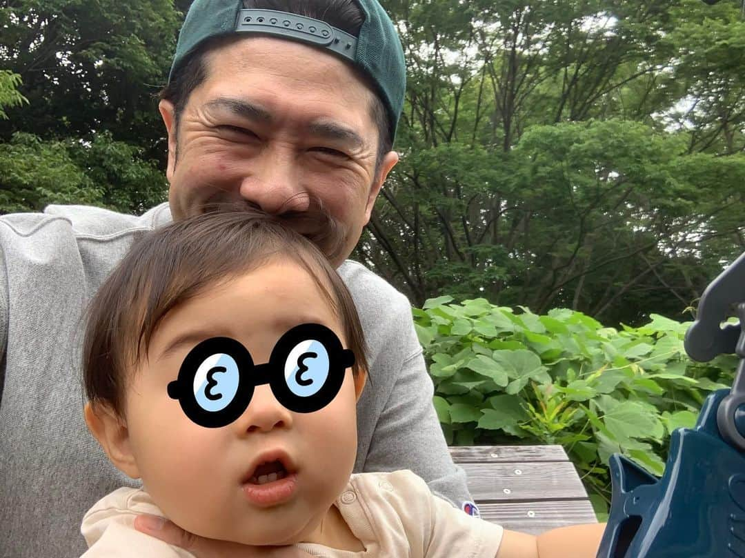 黒沼誠さんのインスタグラム写真 - (黒沼誠Instagram)「息子と近所の公園へ。  最近は少し歩けるようになったので広い場所へ行き歩かせてみる。  嬉しそう🩷  のどが渇いてそうだったので天然水をペットボトルのキャップに少し入れて飲ませてみた。  飲んだ後息子が満面の笑み😍  嬉しい👍  下に落ちてた小さい石を拾ってすぐ口に入れようとする。  歯が欠けてしまうよと注意をする👀  いやそこじゃないだろ。 注意するところは。  兎にも角にも息子との時間が1番の至福なパパでした😌  #愛する息子 #溺愛 #親バカ #目に入れてもとはこの事か #パパ #愛しき息子 #もちろん愛しき妻 #愛しき家族 #まっこん」6月28日 21時46分 - bfkuronuma