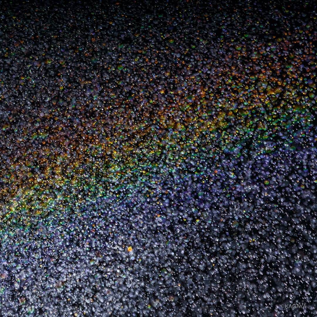 KAGAYAさんのインスタグラム写真 - (KAGAYAInstagram)「虹をつくる水滴たちの色。 無数の水滴がプリズムの役目をして太陽の光を様々な色にわけ、鮮やかに色づいているのがわかります。 この写真は、全天映像作品『水の惑星』中のCG（虹の解説）を作る際、一つ一つの水滴がどのように色づくか観察するために撮影したものです。」6月28日 21時47分 - kagaya11949