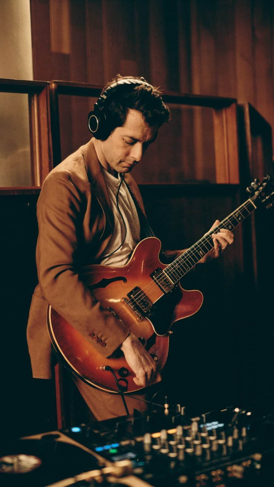 オーデマ・ピゲのインスタグラム：「We invited @IamMarkRonson to create an exclusive, collaborative show for the closing night of the @MontreuxJazzFestival on July 15. This new episode of our Syncing Sounds series brings you behind the scenes of the creative process with the artists.  #AudemarsPiguet #APxMusic #MJF23」