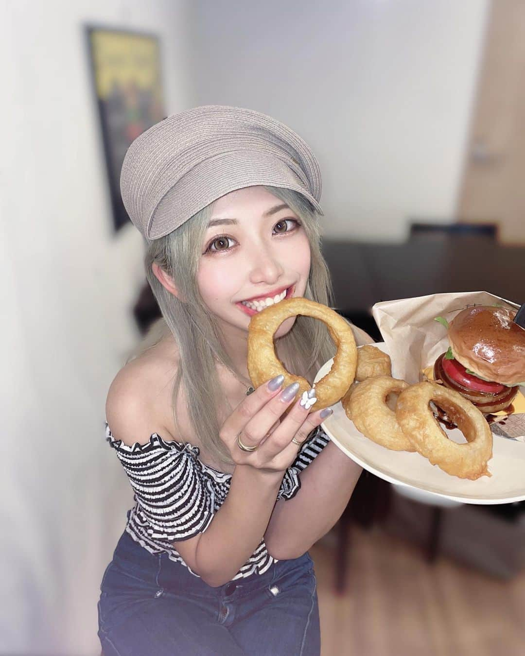 HANAのインスタグラム：「･ ･ 淡路島ハンバーガー食べてきたよ🍔💕 ･ おっきくてボリューム満点のハンバーガー🫶 具材全部おいしくてバンズもふわふわで最高🫶 ぜひ皆にも食べて欲しいっ(⸝⸝o̴̶̷᷄ ·̭ o̴̶̷̥᷅⸝⸝)💕 ･ オニオンリングは顔の半分くらいある大きさ！ 初めてこんな大っきいオニオンリング食べた〜🤣✨️ 外はサクサクで中は柔らかくて甘い淡路島玉ねぎ🥹 おいしすぎてペロリとたべてしまった🧅♡⃛ ･ オニオンリング以外にも美味しそうな サイドメニューが沢山合って気になった( ´꒳​` ) ･ 淡路島の地ビールも6種類もあったよ🍻 私も頼んだんだけど昼からハンバーガー食べながら 飲むビールは最高だった💫⭐︎笑 ･ ⋈ ･････････････････････････ ⋈  💚 淡路島バーガー 京成小岩店  (@land8685smallrock)  📍 東京都江戸川区北小岩2丁目5-6  ☎ 03-5876-8651  🚶‍♀️ 京成小岩駅から徒歩3分  ⋈ ･････････････････････････ ⋈ ･ PR @land8685smallrock #江戸川区ハンバーガー #小岩カフェ #小岩カレーパン #江戸川区グルメ #京成小岩ハンバーガー #淡路島バーガー京成小岩店 #小岩ハンバーガー」