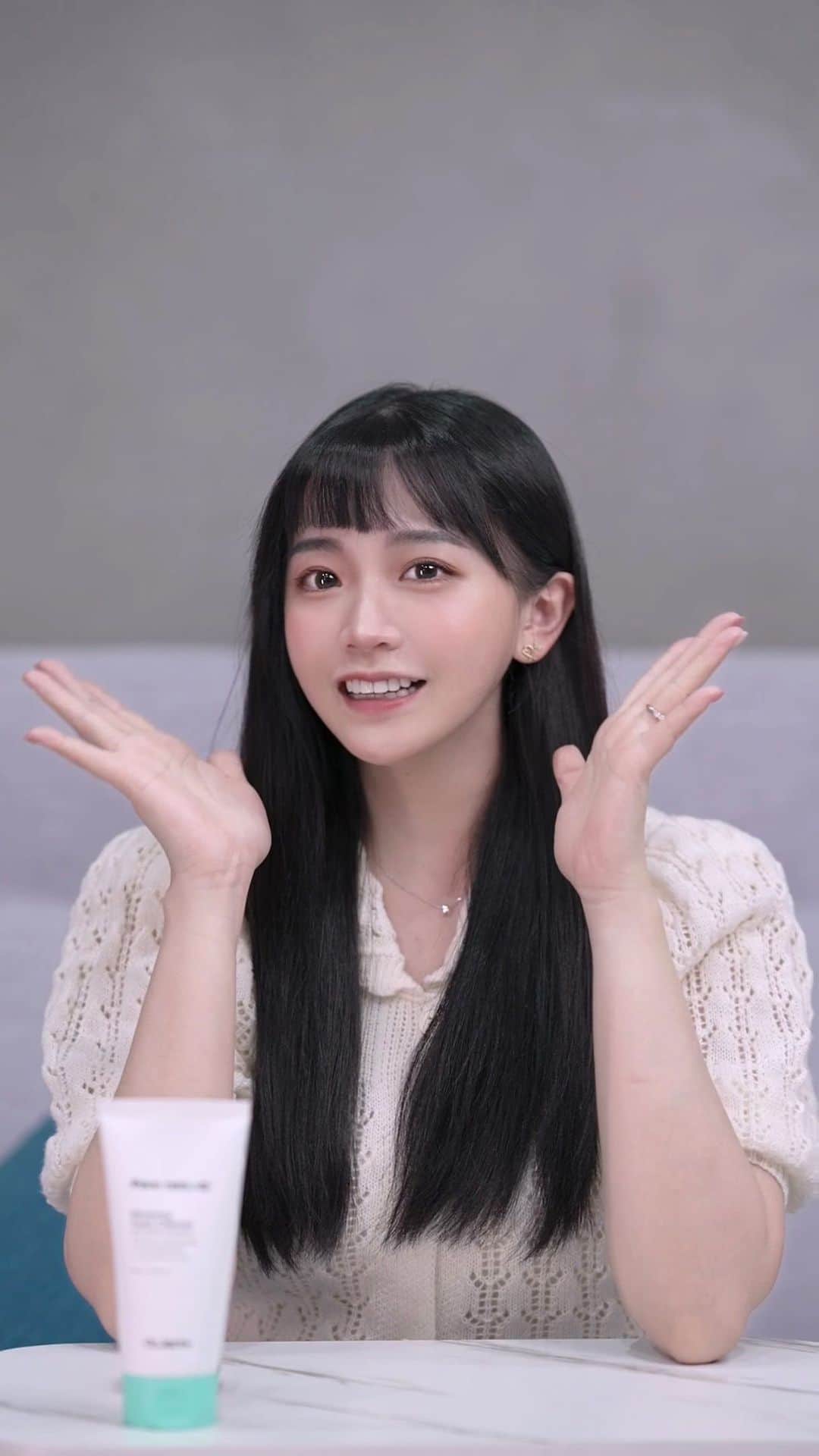陳語謙のインスタグラム：「貓咪🐻、老虎🐯、 熊貓🐼、浣熊🦝、企鵝🐧 你們有覺得像的嗎|•’-‘•)✧ॽ͙ॽ͙ॽ͙ 看到特殊的綠色乳霜質地 （一開始被它的顏色嚇到(ˊᵕˋ;)⋯ 後來想變身～畫成小動物 因為是修護保養 卸掉也不會乾澀不舒服🫶🏻   分享這罐法寶.ᐟ.ᐟ.ᐟ隔離✔️潤色✔️保濕修護✔️ ˗ˋˏDr.Jart+老虎草呼呼修護校色霜🌱ˎˊ˗ 只要5分鐘（如果動作快應該3分鐘可以👌🏻） 就可以打造好氣色偽素顏自然妝效 手指搓一搓融化後就會變成膚色 自帶防曬功能SPF22/PA++ 乳霜質地輕拍非常好推開 （一粒豆的大小就很夠，用量很省💫) 裡面添加老虎草複合萃取、維他命B3 舒緩修護肌膚不適，提升肌膚防禦力 服服貼貼，一整天下來也不會暗沈 美美的心情也會更輕盈開心٩( ´◡` )( ´◡` )۶   另外可以搭配洗卸二合一的 ˗ˋˏDr.Jart+毛孔柔焦煥顏泡沫潔膚凝膠🌱ˎˊ˗ 深層清潔堵塞毛孔髒污🧹 洗後咕溜咕溜（捧臉）   📢不能錯過的品牌特價活動資訊： 6/16-7/6康是美Dr.Jart品牌月 老虎草呼呼修護校色霜單件85折/2件75折 買就送毛孔柔焦淨化泥面膜乙片 滿$999送活性水分子保濕潔顏乳120ml乙瓶 滿$2000送錦囊妙劑舒敏保濕面膜(5片入)乙盒 ❗️單筆消費不累贈，贈品數量有限，送完為止💫」