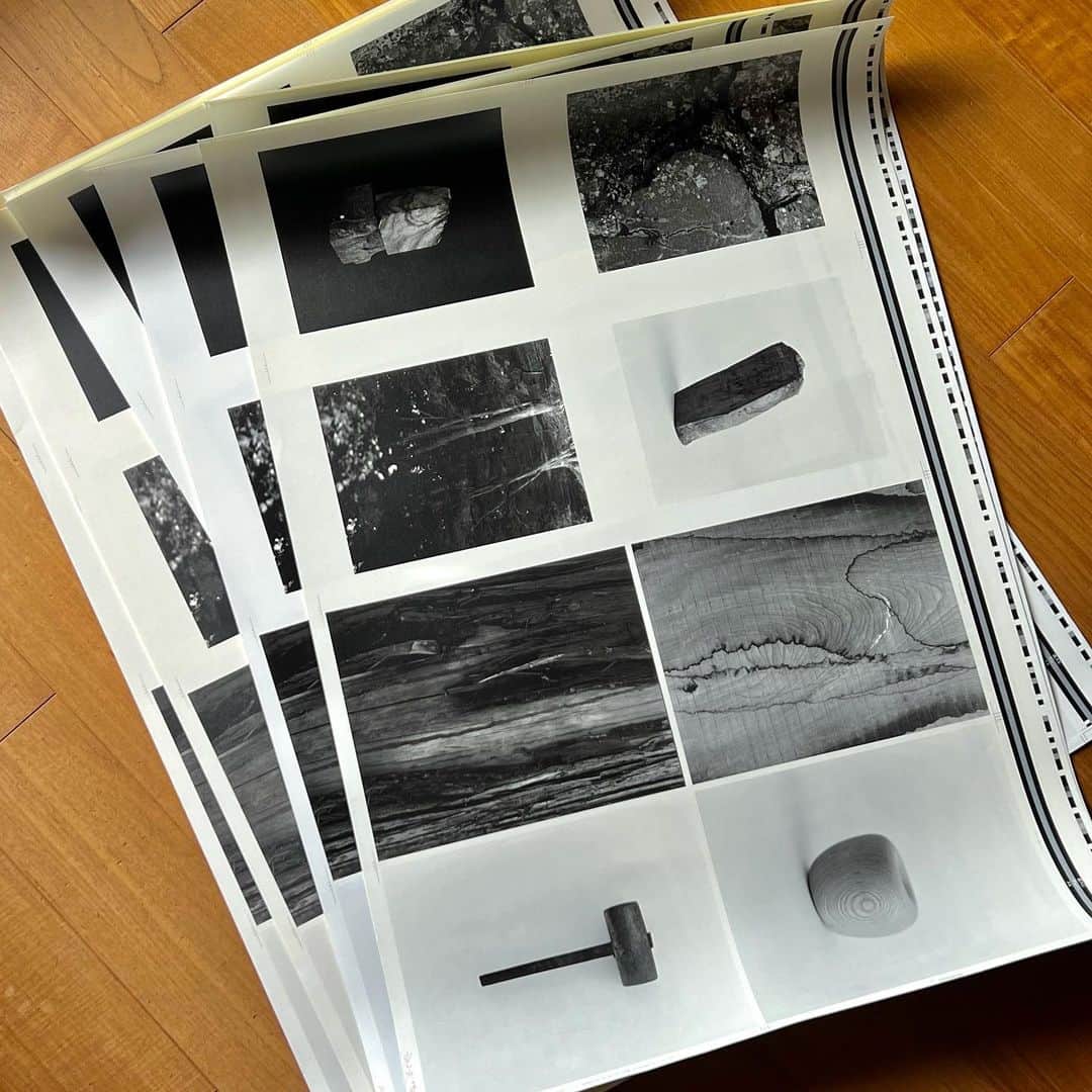 長山一樹さんのインスタグラム写真 - (長山一樹Instagram)「個展を開催します。 2018年以来の。  今回は、木工家の小山剛さん @go_koyama との共同展。『木』という同じモチーフを、写真作品(平面、視覚)、造形作品(立体、触覚)２つの角度から体現できる展示です。  写真は全て8×10(大判カメラ)のフィルムで撮影。展示されるプリントも全て大判の銀塩(アナログ)プリント。現代失いかけている質量をじっくり覗いていただきたい。また、同時にクリエイティブディレクターの清水恵介さん @shimizu__keisuke にデザインをお願いした写真集も発売されますのでお楽しみに。  場所は、僕がディレクターを務めさせて頂くことになった神楽坂のギャラリー『写場』にて、こけら落としで開催することになりました。今後クリエイターの面白い一面が見える展示、製本を色々企画しているので是非"写場"のアカウントもフォロー頂けると嬉しいです。 @shaba_gallery   7/22.23の土日は両日(終日)長山、小山共に在廊しています。 午前11時から両日トークショー(インスタライブ)を企画中なので、詳細きまりましたらまた告知させていただきます。  皆様に会えることを楽しみにしております✨  長山一樹、小山剛、"木写" 2023年7月22日[土]〜8月20日[日] 13:00〜19:00 定休日　月、火  Gallery 写場 東京都新宿区築地町8-7 渡辺ビル1階」6月28日 21時52分 - kazuki_nagayama