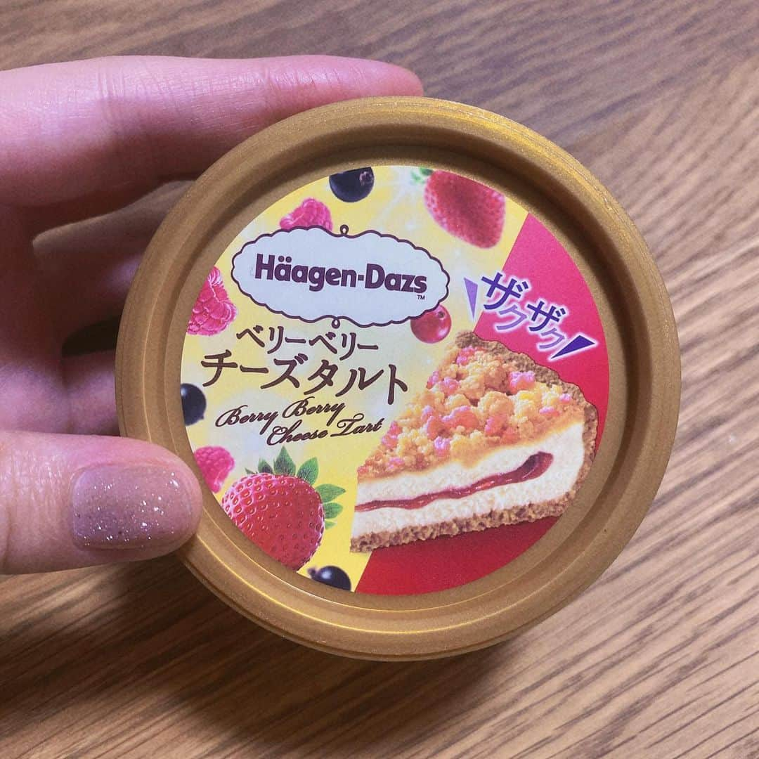 前田玲奈のインスタグラム：「#ファミマ限定 発売 ザクザクシリーズに間違いなし  #haagendazs  #期間限定 #ベリーベリーチーズタルト  今日はナレーションお仕事してきました🎀ナレーションすき🎀」