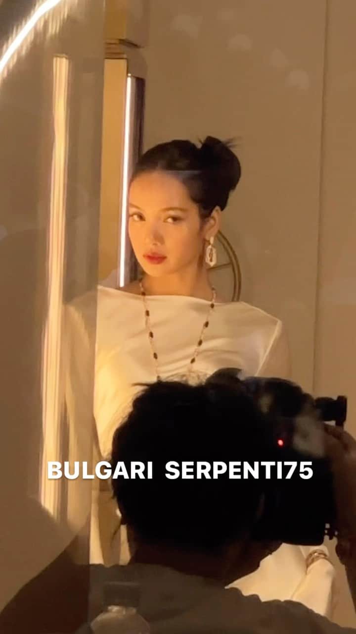 가로수길 , Seoulのインスタグラム：「BULGARi SERPENTI 75  불가리 세르펜티 75주년 , 그 끝없는 이야기  다양한 아티스트분들의 작품들 정말 재밌게 구경하고 마지막에 진짜 오랜만에 리사 보고 너무 행복했던 시간 ❣️」