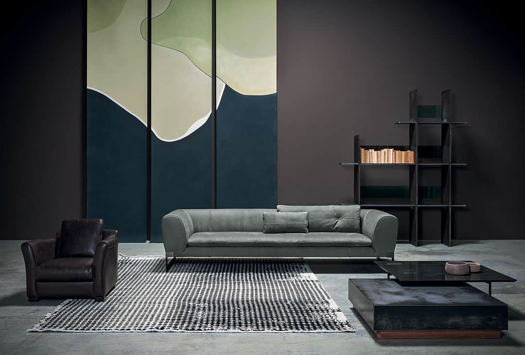 Baxter Japan / バクスター ジャパンのインスタグラム：「【 Baxter's Living Room 】  すっきりとしたデザインと ヴィンテージ感のある美しさが特徴の 「VIKTOR」を用いた リビングシーンをご紹介いたします。  SOFA：VIKTOR ARMCHAIR：DINER RUG：SCARLET  【 Baxter Tokyo 】 東京都港区南青山4-18-16 フォレストヒルズ WESTWING B1F Tel：03-5413-8913　Mail：info@omobito.jp Store : 11:00～18:00 (※水曜日のみ事前予約制)  . . .  #baxter #baxtercinema #baxtermadeinitaly #baxterjapan #baxtertokyo #leather #interior #interiordesign #interiorstyling #furniture #lifestyle #design #バクスター #バクスタージャパン #インテリア #家具 #インテリアデザイン #ラグジュアリーインテリア #ラグジュアリー #レイアウト #ライフスタイル #デザイン #リビング #ソファ #チェア #レザー #ヌバック #豊かな暮らし #デザイン」