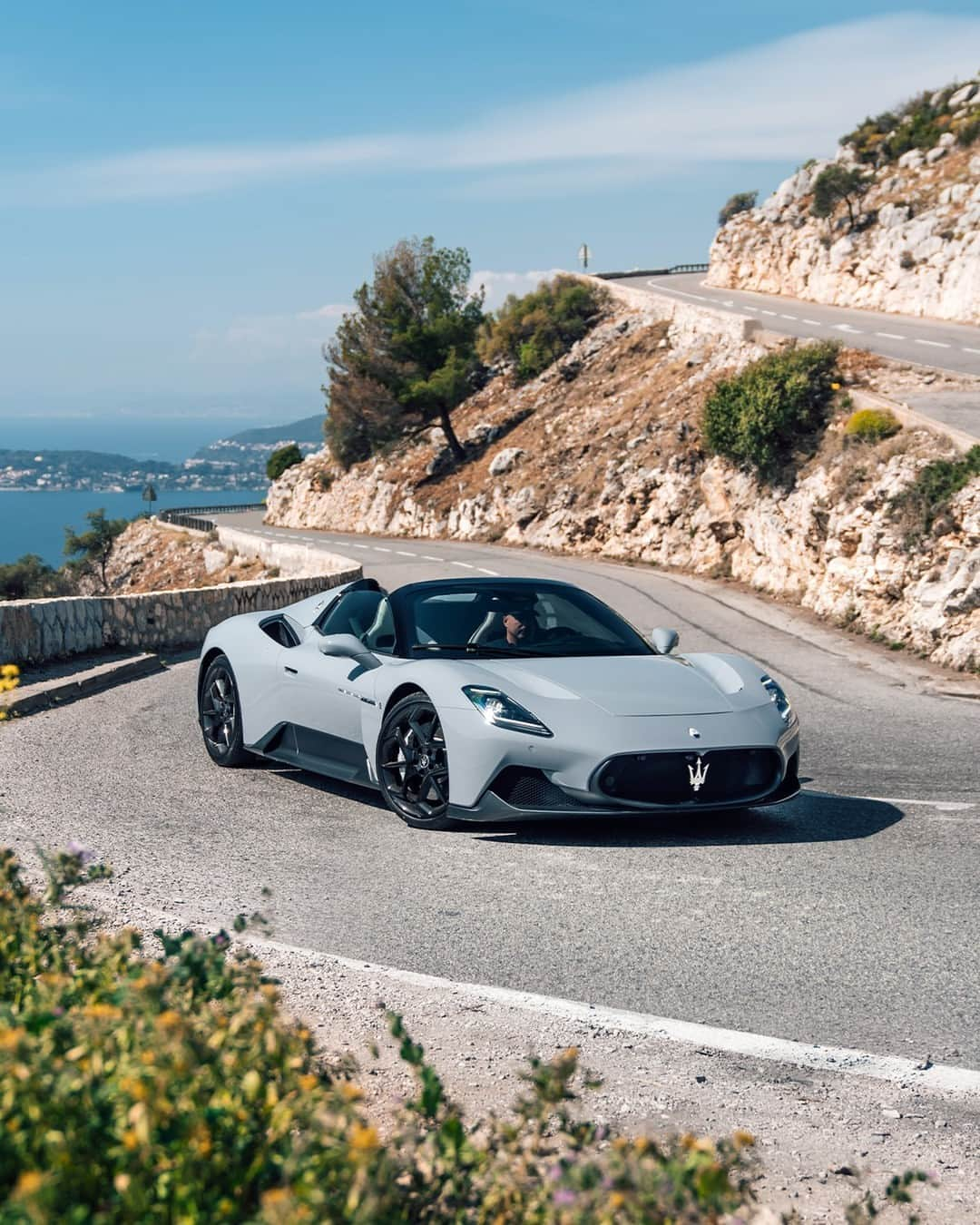 マセラティのインスタグラム：「Did someone say “vacation”?⁣ Cielo did.⁣ Or maybe “vacanza”. Bring on the Italian dream summer.⁣ #MaseratiMC20Cielo #Maserati」