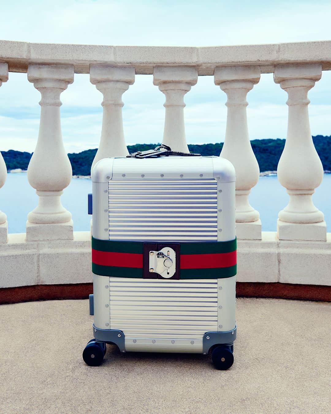 グッチのインスタグラム：「On set for Hero’s Journey with Jannik Sinner, the Gucci Porter collection of aluminum travel pieces created in collaboration with FPM Milano, including the luxury luggage-maker’s signature Bank trolley take center stage.​  Discover more at link in bio. ​  #AHerosJourney #GucciCruise23 @gqsports #GucciPorter #GucciValigeria」