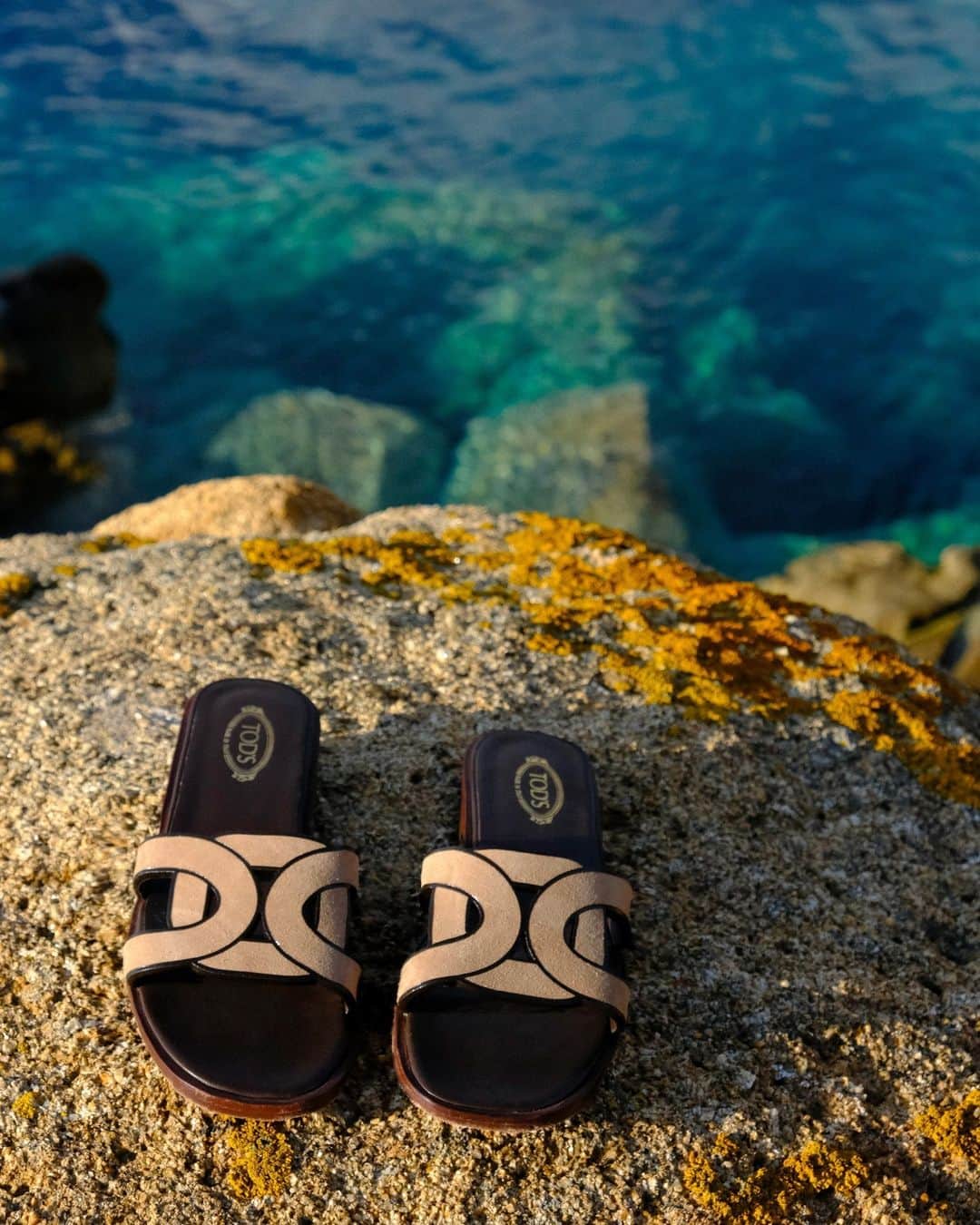 トッズさんのインスタグラム写真 - (トッズInstagram)「Head to the shore and enjoy your Italian summer with the delicate touch of the Kate sandals, pictured by @Italysegreta.  #TodsSS23 #Tods」6月28日 22時00分 - tods
