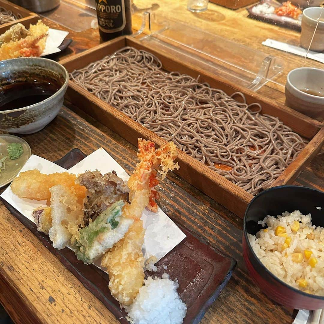 福地夏未のインスタグラム：「🍵 この前の美味しいお蕎麦 天ぷら蕎麦セットにしたのですが、 思ってた以上にボリューミー✌🏻 ランチタイムだと大好きな とうもろこしの炊き込みご飯も選べるので最高〜！(しかもおかわり自由だった気がする)  ビールも飲んじゃうよね〜！🍻  ほんとにとってもおいしかったのですが、 私の胃が最近、油をすぐ重く感じるようになりましたため色んな意味でも満腹してました☺️  _ #夏未のおいしい #油ものがきつい #胃に膜はる #天ぷら #蕎麦 #恵比寿グルメ #恵比寿ランチ #恵比寿蕎麦 #板蕎麦 #板蕎麦香り家 #とうもろこしご飯 #ビール #サッポロ黒ラベル」