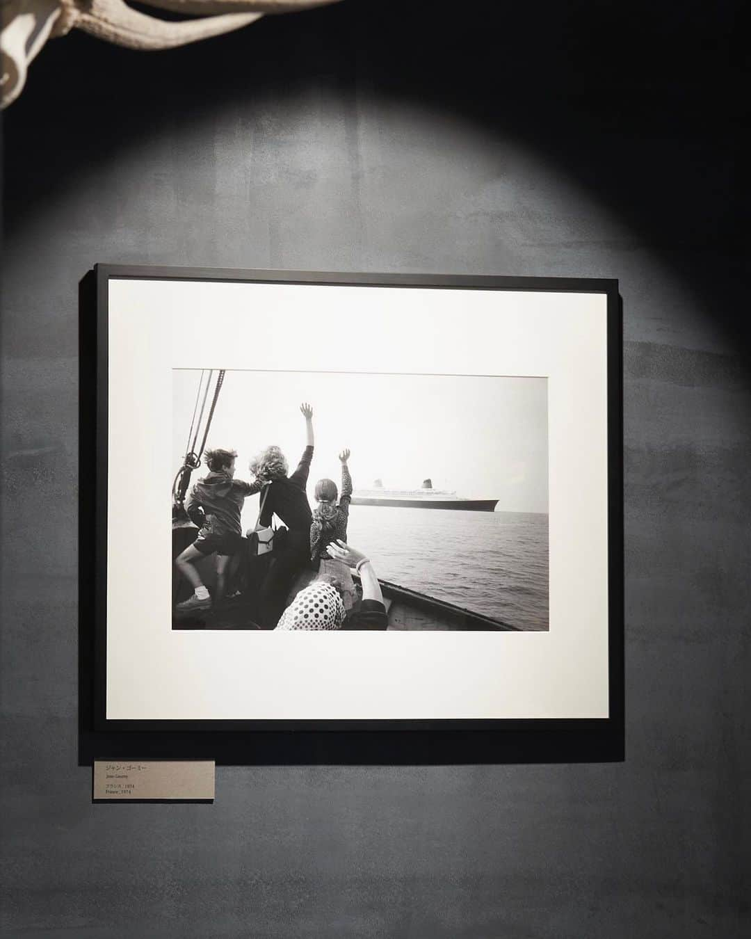 吉田カバン 表参道さんのインスタグラム写真 - (吉田カバン 表参道Instagram)「. "Magnum Photos"  Jean Gaumy 「SS France」(1974) ¥297,000-（税別） Ed：Open  PORTER OMOTESANDOでは1947年にパリで設立された世界的な写真家集団「Magnum Photos（マグナム・フォト）」の写真を展示、販売しています。 Magnum Photosの数ある写真の中でも、PORTERのコンセプトの一つである“旅”にまつわる写真をセレクトしています。  本日は1977年にマグナム・フォトに参画したフランス人写真家兼編集者の「Jean Gaumy(ジャン・ゴーミー)」が撮影した遠洋旅客船「SS France(フランス)」の写真をご紹介いたします。 1969年のフランス映画にも登場したSS Franceは、全長315.5mと当時世界最長の旅客船として知られ、最高の料理や優れた船内サービスなど人々の憧れが詰まった豪華客船でした。こちらは1974年の最後の運航と人々の高揚を捉えた貴重な一枚です。  ※写真の取扱いについての詳細は店舗までお問い合わせください。  マグナム・フォトとは 1947年に数多くの著名な写真を撮影した報道写真家ロバート・キャパ、 アンリ・カルティエ＝ブレッソン、 ジョージ・ロジャー、 デビッド・シーモアらにより、 写真家の権利と自由を守り、 主張することを目的としてパリにて設立されました。 現在、 正会員は50名を越え、 ドキュメンタリー・広告・ファッション・ワークショップ・アートなど様々な分野でグローバルな活動を続けています。   #yoshidakaban #porter #luggagelabel #potr #porteryoshida #madeinjapan #japan #heartandsoulintoeverystitch #porterflagshipstore #omotesando #magnumphotos #magnum #photos #jeangaumy #ssfrance #france #oceanliner #ship #1974 #吉田カバン #ポーター #日本製 #一針入魂」6月28日 22時01分 - porter_flagship_store