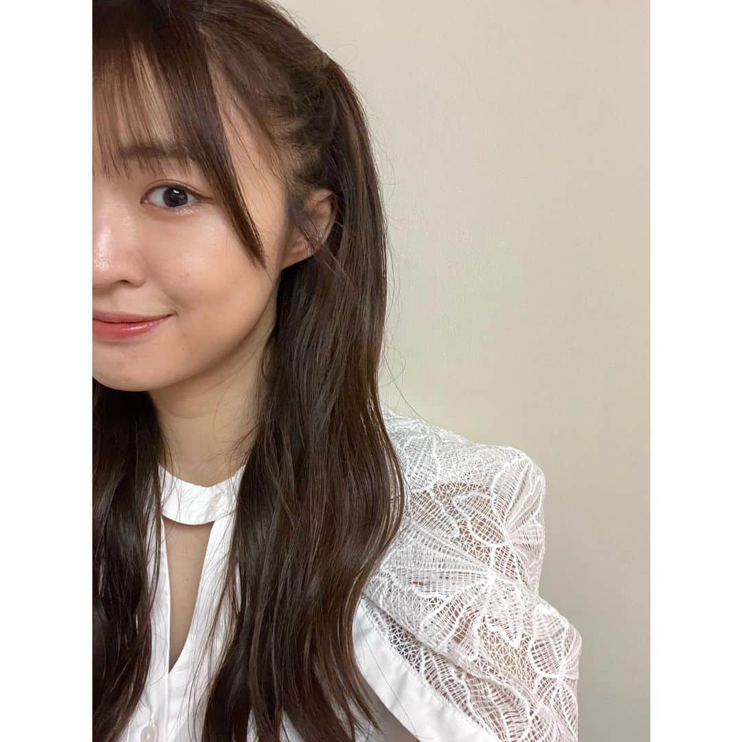 春名真依のインスタグラム：「＊ 今日もお疲れ様でした🤍🤍  #white #halftwin」