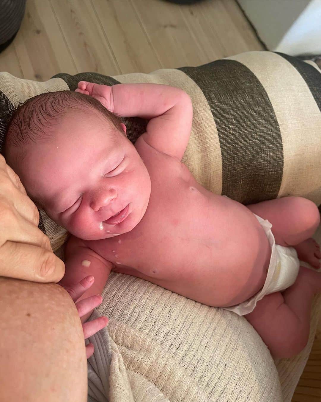 レイチェル・ブレイセンのインスタグラム：「He wants to hold my hand while we nurse. As soon as he latches he starts waving his little hand around, instinctively looking for mine. If he doesn’t find it right away he gets frustrated, squirms, and will eventually pull away. So I put his little hand in mine and he wraps it around my finger, squeezing tightly, burrowing the entirety of his face into my chest. “I want you HERE”, that little grasp says. “Here, close”.   He needs my undivided attention.   So when I’m nursing, which I am on demand, at all hours of the day, I sit with one arm wrapped around his little body and the other draped across my belly, his tiny fingers intertwined with mine. I have no more hands. He eats hungrily, pressing his body into my mine, knowing I’m not going anywhere. Mind, body, soul. All his. Ours. There is no place for us to be but right here.   Every feeding is a practice of presence and and an intimacy so primal, I recognize it more in my bones than I do my logical mind. The less I am able to reach for a book, or my phone, or a distraction, the less I find myself needing one. The more I stay with him using all of my senses; smelling his head, studying his face, listening to his little grunts of contentment; loving him with all my totality… The more I find myself at peace with sitting in this kitchen chair, just holding his tiny little hand in mine.  When he had had his fill he eventually pulls away and lets both my breast and my hand go. Milk spills across his face. He sleeps. I stay, sitting here, as I am.   We’re going to be sitting here for a long time❤️  #motherhood #newborn #breastfeeding #milkdrunk #wildmotherhood #family」