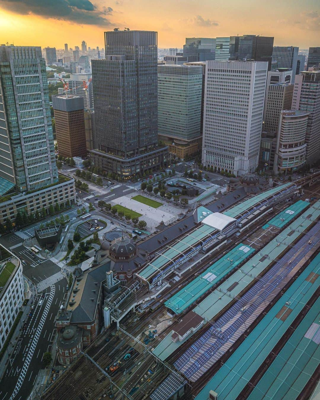 田津原理音のインスタグラム：「駅に生まれ変わるんやったらこんな駅になりたい！！  location:tokyo date:2023.6.20 #心身ともに傷つけてくる奴#写真と一言 #広がり同盟  #写真を止めるな #じゃびふる#japan_city_blues #myjapan #jalan_travel #ptk_japan #retrip_nippon#japanbestsunset #raw_community #japan_night_view #jp_gallery #sorakataphoto #s_shot #japan_bestpic_ #japan_great_view #best_photo_japan #art_of_japan_ #nipponpic #tokyocameraclub #love_bestjapan #japaoonline #nipponpic #total_japan #japan_bestsunset #eosr5 #rf1535f28lisusm」