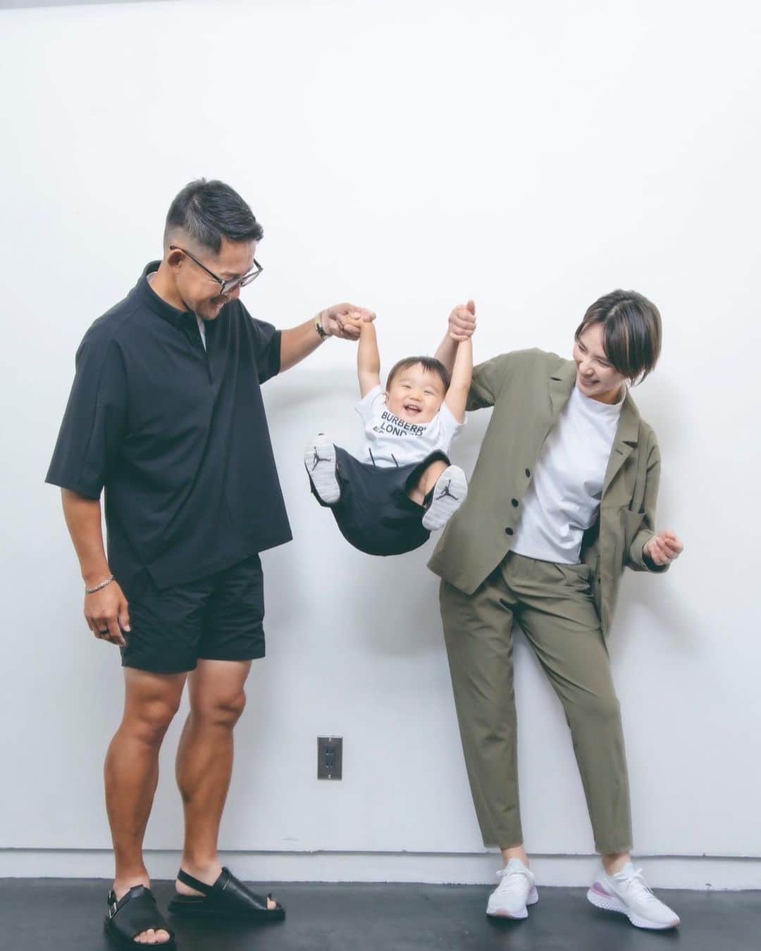 赤松悠実さんのインスタグラム写真 - (赤松悠実Instagram)「NAGIE @nagie.official   今年1月、イーマでのPOPUPの際に アンバサダーをさせていただいたNAGIE。 今度は阪急うめだ本店にて長期間のPOPUP開催❤️‍🔥 私は7/16(日)に店頭に立ってスタイリングの お手伝いをさせていただきます！  めっちゃくちゃ使いやすくて 最強ストレッチと汚れにくさに惚れ込んで 普段から愛用しまくりのNAGIE。 デザインも新たにカラーバリエーションも増え、 さらにバージョンアップしています✨  今回はその場でご購入いただけるものもあるので ぜひまずは色々試着して、手に取って 魅力を感じにきてください💨  .  「循環」をテーマに展開するD2Cアパレルブランド "NAGIE(凪へ)"が7/12(水)~7/18(火)にかけて 阪急うめだ本店 8FにてPOP UP STOREを開催🌿  仕事／運動／旅行／育児など、幅広いシーンで活躍する シャツやパンツは、イージーケアでシワ知らず。 またノンストレスな着心地で着用している感覚を忘れるほど。  また大阪出展2回目となります今回は、 子供服を扱うブランド"HAP&CRAFT"とのコラボ商品も同時展開！ 親子リンクコーデもお楽しみ頂けます。  商品の試着と機能性を体験頂けるスペースもご用意しております為、是非この機会にお越しください。 ------------- NAGIE POP UP STORE@阪急うめだ本店 日時：7/12(水)～7/18(火)10:00-20:00 場所：阪急うめだ本店 8FGREEN AGE @hankyu_greenage  (大阪府大阪市北区角田町8-7)  #greenage#グリーンエイジ#阪急うめだ本店 #nagie#サステナブル」6月28日 22時04分 - akamatsuyuumi