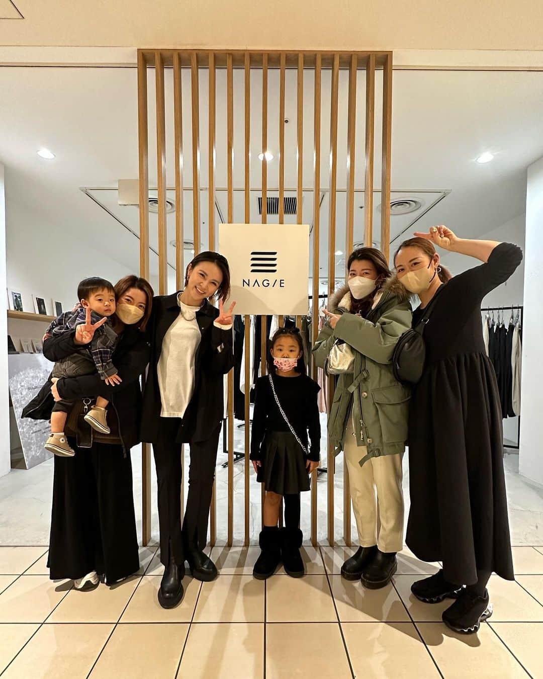 赤松悠実さんのインスタグラム写真 - (赤松悠実Instagram)「NAGIE @nagie.official   今年1月、イーマでのPOPUPの際に アンバサダーをさせていただいたNAGIE。 今度は阪急うめだ本店にて長期間のPOPUP開催❤️‍🔥 私は7/16(日)に店頭に立ってスタイリングの お手伝いをさせていただきます！  めっちゃくちゃ使いやすくて 最強ストレッチと汚れにくさに惚れ込んで 普段から愛用しまくりのNAGIE。 デザインも新たにカラーバリエーションも増え、 さらにバージョンアップしています✨  今回はその場でご購入いただけるものもあるので ぜひまずは色々試着して、手に取って 魅力を感じにきてください💨  .  「循環」をテーマに展開するD2Cアパレルブランド "NAGIE(凪へ)"が7/12(水)~7/18(火)にかけて 阪急うめだ本店 8FにてPOP UP STOREを開催🌿  仕事／運動／旅行／育児など、幅広いシーンで活躍する シャツやパンツは、イージーケアでシワ知らず。 またノンストレスな着心地で着用している感覚を忘れるほど。  また大阪出展2回目となります今回は、 子供服を扱うブランド"HAP&CRAFT"とのコラボ商品も同時展開！ 親子リンクコーデもお楽しみ頂けます。  商品の試着と機能性を体験頂けるスペースもご用意しております為、是非この機会にお越しください。 ------------- NAGIE POP UP STORE@阪急うめだ本店 日時：7/12(水)～7/18(火)10:00-20:00 場所：阪急うめだ本店 8FGREEN AGE @hankyu_greenage  (大阪府大阪市北区角田町8-7)  #greenage#グリーンエイジ#阪急うめだ本店 #nagie#サステナブル」6月28日 22時04分 - akamatsuyuumi