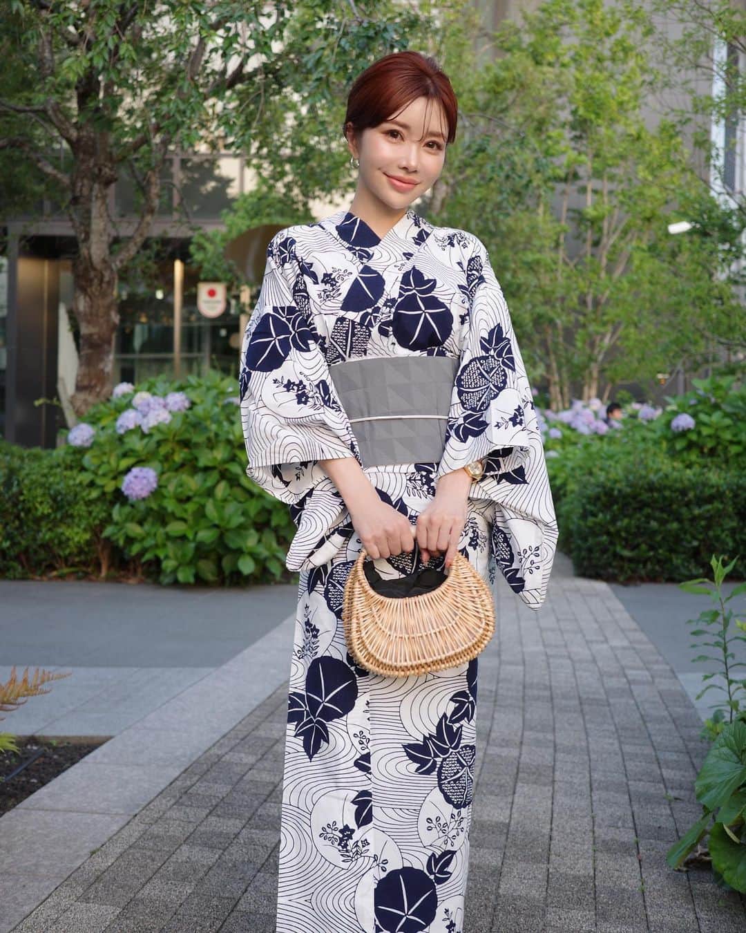 梯真奈美さんのインスタグラム写真 - (梯真奈美Instagram)「今年は数年ぶりに浴衣を新調しました♡  @kimono_nakaya の一点もので 袖を通した瞬間ぐっときた 朝顔柄のモダンなデザインのものを。  昔から落ち着いた柄と色味の浴衣が好きなのだけど 浴衣も着物も年々、より古典的なものが しっくりくるようになってきて嬉しい。  @izu_stagram と一緒に着付けをしてもらって イズのお友達のヘアメイクさんにヘアアレンジしてもらったよ♡  普段はピタッと凛とした感じが多いけど カラーも明るくしたから柔らかさのあるアレンジに♡  今年はあと何回浴衣着れるかなぁ☺️  #着物 #着物ヘア #着物コーデ」6月28日 22時05分 - official_manami