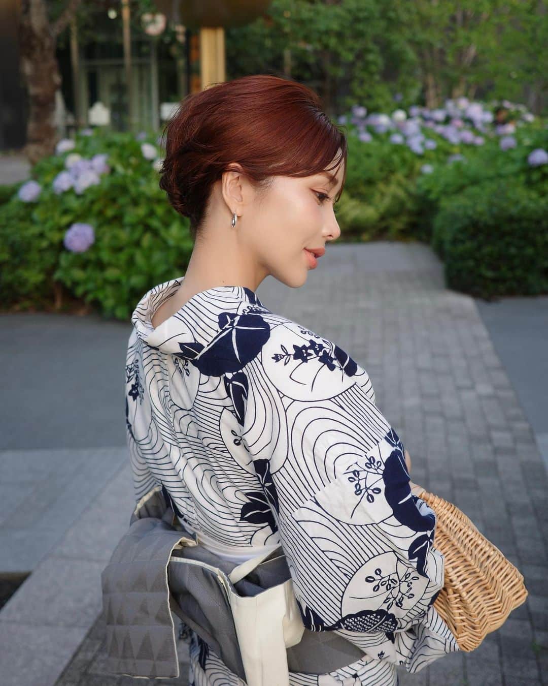 梯真奈美さんのインスタグラム写真 - (梯真奈美Instagram)「今年は数年ぶりに浴衣を新調しました♡  @kimono_nakaya の一点もので 袖を通した瞬間ぐっときた 朝顔柄のモダンなデザインのものを。  昔から落ち着いた柄と色味の浴衣が好きなのだけど 浴衣も着物も年々、より古典的なものが しっくりくるようになってきて嬉しい。  @izu_stagram と一緒に着付けをしてもらって イズのお友達のヘアメイクさんにヘアアレンジしてもらったよ♡  普段はピタッと凛とした感じが多いけど カラーも明るくしたから柔らかさのあるアレンジに♡  今年はあと何回浴衣着れるかなぁ☺️  #着物 #着物ヘア #着物コーデ」6月28日 22時05分 - official_manami