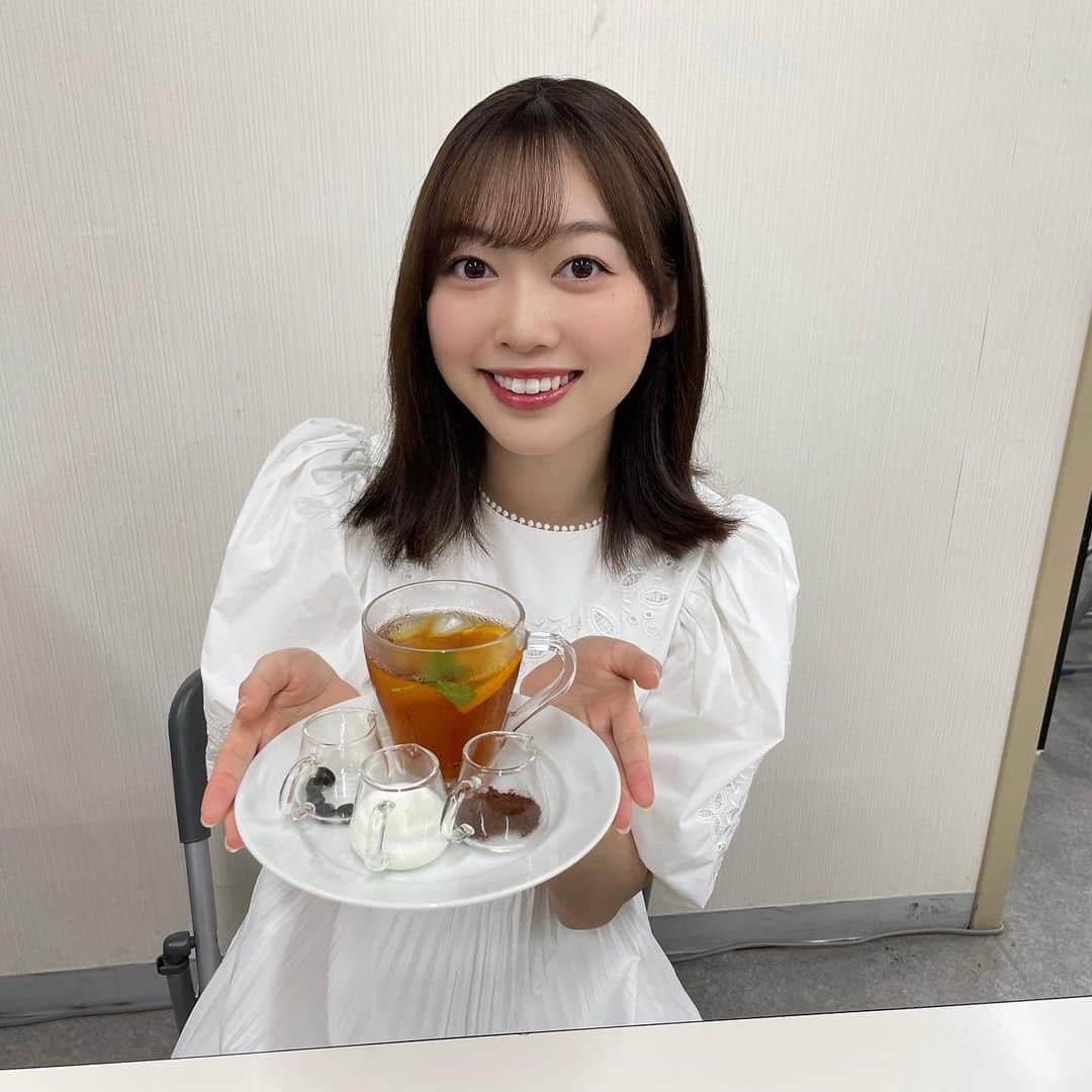 北川悠理さんのインスタグラム写真 - (北川悠理Instagram)「#🍊 #🧋 #🫖   乃木坂46真夏の全国ツアーCAFEのお知らせです☀️☁️  私の活動最終日、6/30に 1日限定でメニューを出させて頂きます🤍  私の考えたメニューは、 「5年かけて成長していく紅茶」 大好きな紅茶メニューをプロデュースさせて頂きました‼︎☕️  飲み方を書いたオリジナルカードもお持ち帰り頂けます✉️✨  是非、最終日に 今までの5年間を一緒に振り返りましょう😊💕  （ちなみに、3回ほどお味見させて頂きましたが、とても美味しかったです🌼）  🫧  #紅茶 #カフェ  #紅茶好き  #yurigram #ユリグラム  ~~~~~ #乃木坂4期生 の #北川悠理 （#kitagawayuri ）です！🌵🌼 #乃木坂46 #nogizaka46」6月28日 22時06分 - yuri_kitagawa.official