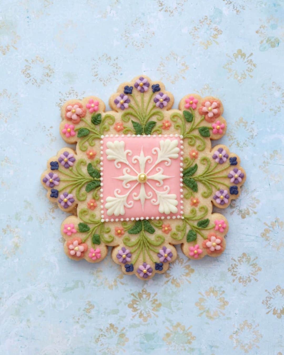 KUNIKAのインスタグラム：「Flower garden lace tile cookie 🌸🪻🌷  今の季節は公園やお庭などカラフルなお花で溢れていて、お散歩がいつもより楽しいな〜 🐝  #artofkunika」