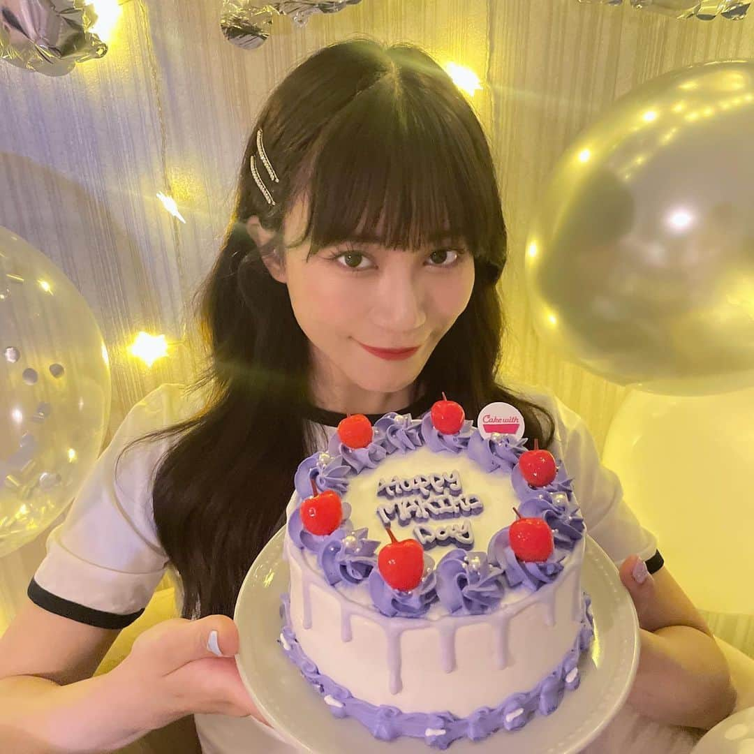 斉藤真木子さんのインスタグラム写真 - (斉藤真木子Instagram)「HAPPY MAKIKO DAY !!!  6月28日 ひとつ年を重ね29歳になりました💜  日付の変わる瞬間に一緒に過ごしてくれる後輩がいて レッスン終わりにチームのみんなにも祝ってもらって 本当にありがたいくらい幸せな一日でした。💖  あみちゃんも18歳のお誕生日おめでとう👶🏻🍒  いよいよ20代ラスト。 楽しく明るく自分らしく頑張って生きます！  みなさん、ずっとそばにいてください😍🫶🏻」6月28日 22時15分 - saitomakiko628