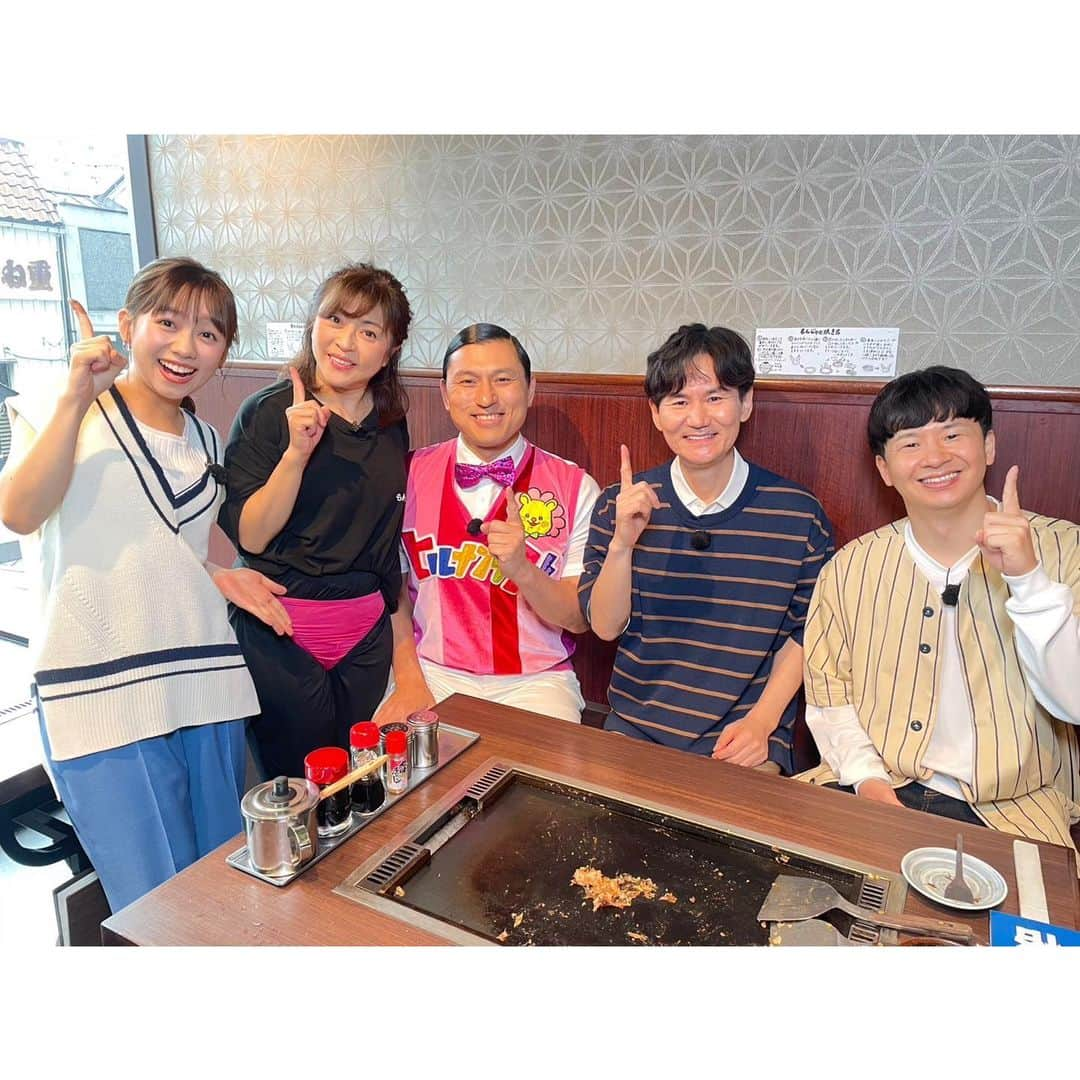 日本テレビ「ヒルナンデス！」さんのインスタグラム写真 - (日本テレビ「ヒルナンデス！」Instagram)「. 🌸オードリーさん番組卒業スペシャル🌸  今日の放送を持って、約12年にわたり水曜レギュラーを務めたオードリーのおふたりがヒルナンデス！を卒業されました。  今日は、2時間まるまる卒業スペシャル！  コスパ隊では、おふたりの盟友#松本明子 さんとしずちゃん？！の#富田望生 さんと、3000円以内でショッピング！全国の美味しそうなものを、試食を交えつつ吟味して購入していました💸✨  そして、南原さんとオードリーのおふたりの最初で最後のロケは、ドライブ旅！！もんじゃにスポーツチャンバラに感動のキャッチボール、、😢盛りだくさんでしたね！  そしてスタジオでは春日さんの鼻歌クイズやマッチョブラザーズによる文字当てクイズも！若林さんがこれまでに「好きぃ〜」と言った回数もカウントされていました🤣  最後はスタッフ全員で廊下に花道を作ってお見送りしました💐これまで長い間、本当に本当にお疲れ様でした！ありがとうございました！！  🌼明日のヒルナンデスは〜？🌼  ①世界一役立つ達人ツアー 無印良品の達人が教える絶対買うべきひんやりグッズを紹介！  ②食の探求者・長野くんの世界一ウマい食べ歩き 浅草の1500円以下グルメ巡り！  ③木曜日のSHOW TIME SNSが生んだマジック界の新鋭・KENTOのマジックショー  #ヒルナンデス #オードリー #若林正恭 🌸 #春日俊彰 🌸 #松本明子 #富田望生 #浦野モモ (C)日本テレビ」6月28日 22時09分 - hirunandesu_ntv_official