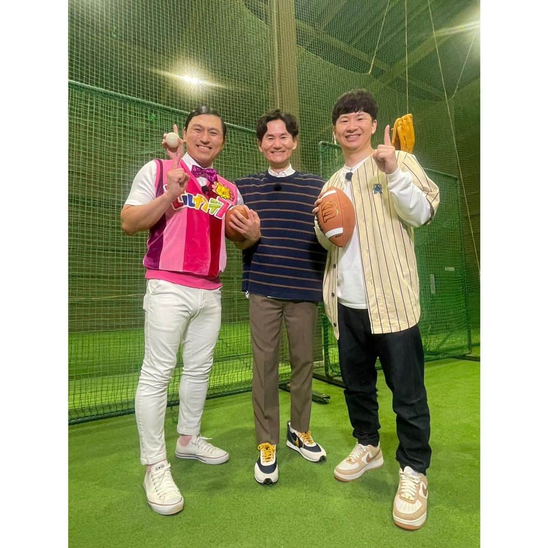 日本テレビ「ヒルナンデス！」さんのインスタグラム写真 - (日本テレビ「ヒルナンデス！」Instagram)「. 🌸オードリーさん番組卒業スペシャル🌸  今日の放送を持って、約12年にわたり水曜レギュラーを務めたオードリーのおふたりがヒルナンデス！を卒業されました。  今日は、2時間まるまる卒業スペシャル！  コスパ隊では、おふたりの盟友#松本明子 さんとしずちゃん？！の#富田望生 さんと、3000円以内でショッピング！全国の美味しそうなものを、試食を交えつつ吟味して購入していました💸✨  そして、南原さんとオードリーのおふたりの最初で最後のロケは、ドライブ旅！！もんじゃにスポーツチャンバラに感動のキャッチボール、、😢盛りだくさんでしたね！  そしてスタジオでは春日さんの鼻歌クイズやマッチョブラザーズによる文字当てクイズも！若林さんがこれまでに「好きぃ〜」と言った回数もカウントされていました🤣  最後はスタッフ全員で廊下に花道を作ってお見送りしました💐これまで長い間、本当に本当にお疲れ様でした！ありがとうございました！！  🌼明日のヒルナンデスは〜？🌼  ①世界一役立つ達人ツアー 無印良品の達人が教える絶対買うべきひんやりグッズを紹介！  ②食の探求者・長野くんの世界一ウマい食べ歩き 浅草の1500円以下グルメ巡り！  ③木曜日のSHOW TIME SNSが生んだマジック界の新鋭・KENTOのマジックショー  #ヒルナンデス #オードリー #若林正恭 🌸 #春日俊彰 🌸 #松本明子 #富田望生 #浦野モモ (C)日本テレビ」6月28日 22時09分 - hirunandesu_ntv_official