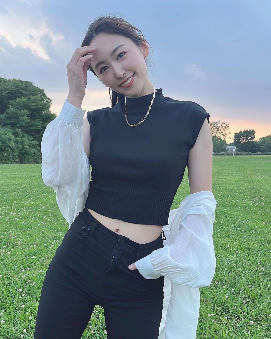 三輪晴香のインスタグラム：「. . 今日もお疲れ様です⭐️  珍しいパンツコーデと 唯一のスニーカーで😇  先日頑張ってリフティング練習してみたんだけど…難しいねぇ 何だかよく分からないことに⚽️笑  誰か教えてもらえるかな？  #fashion #code #パンツコーデ #スポーツ女子 #サッカー」
