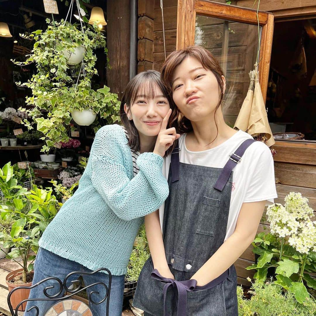 ヒコロヒーさんのインスタグラム写真 - (ヒコロヒーInstagram)「#わたしのお嫁くん  フジテレビ「わたしのお嫁くん」最終回が終わりました。 ドラマ見てくだすった方々ありがとうございました。  波瑠ちゃん演じる穂花の親友役のキミちゃんをやらしてもろてまして、 なんやいいとこで出てきていいこと言う役をやらしてもろて、ええとこどりな雰囲気でしのびなかったですが、 楽しく和やかな現場で、現場できみちゃんと呼ばれる時間がいつのまにかめっちゃええやんと思うようになっていました。  波瑠ちゃんは強くてやわらかくて少し不器用で明るくて、たえまなく気配りのできる女でした。 高杉くんは風変わりでかわいらしく、竹財さんは優しくておおらかで、古川さんはユニークでプロフェッショナルで、さわちゃんは明るいムードメイクが印象的で、宇梶先輩はずっとおもしろくて気合い入っててイケてました。  スタッフさんたちのスピーディーな現場づくりから学ぶこともたくさんあり、迅速な仕事とは、決断力の早さであり、段取りと動きの俊敏さであり、何か起きても動じない冷静さでした。  どこの馬の骨かわからん女を現場であたたかく迎えてくれたみなさんありがとうございました。ほんで波瑠ちゃん超やりやすかったありがとう。  3ヶ月ご視聴いただきありがとうございました。」6月28日 22時11分 - hiccorohee