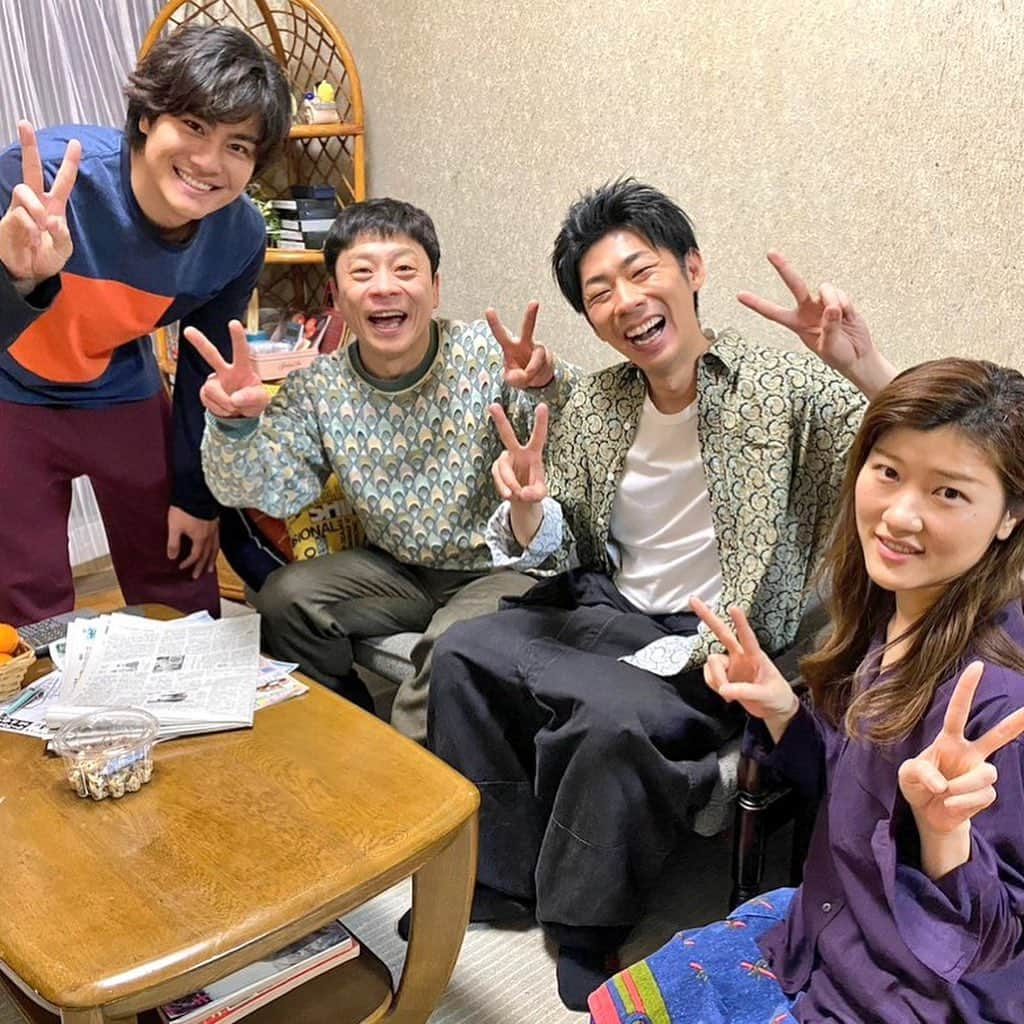 ヒコロヒーさんのインスタグラム写真 - (ヒコロヒーInstagram)「#だが情熱はある  日本テレビ「だが、情熱はある」 最終回が終わりました。 視聴くだすった方々ありがとうございました。  昨年の日本テレビ「泳げ！ニシキゴイ」から引き続き同じドラマチームでの撮影で、わしは山里さんのお母ちゃん役をやらしてもろていました。  影響力がすごくて、街で「あっすごいね母ちゃんだ」とか「すごいねって言うお母さんだ！」とか、私のことを知らなくてもドラマの母ちゃんは知ってるという人々が大量発生している様子をありありと感じる放送期間でした。  おおらかさと笑いとやさしさにあふれた現場で、スタッフさんたちはよく笑っていて、撮影で使う用の飯もよく食べさせてくれ、でもやる時は速やかに仕事していて、勉強になること多かったしそこにいるのが楽しかったので、朝早いのがすこぶる苦手な私が、爽やかに華麗な現場入りができたりなどする日もありました。できない日もありました。  SixTONESの森本くんは若いのに落ち着いていて座長を務める器で走り抜けており、しかしよくわからない一面もありおもしろく、夫役の三宅弘城さんは真心のある真人間で、とても親しくなることができたと私は思っており、兄役のトンツカタン森本とはケータリングを一緒によく眺めたりしてより一層親しくなることができ、本当に居心地のよい山里家でした。 お笑いを生業にしている自分にとっても刺さるシーンが多く、忘れられへんドラーマとあいなりました。  huluでは番外編「たりてるふたり」も配信中です。 個人的には坂井真紀さん演じる高山さんとと富田望生ちゃん演じるしずちゃんと3人でわいわい話してるシーンが気に入っており楽しかったです。  3ヶ月ご視聴ありがとうございました。」6月28日 22時13分 - hiccorohee