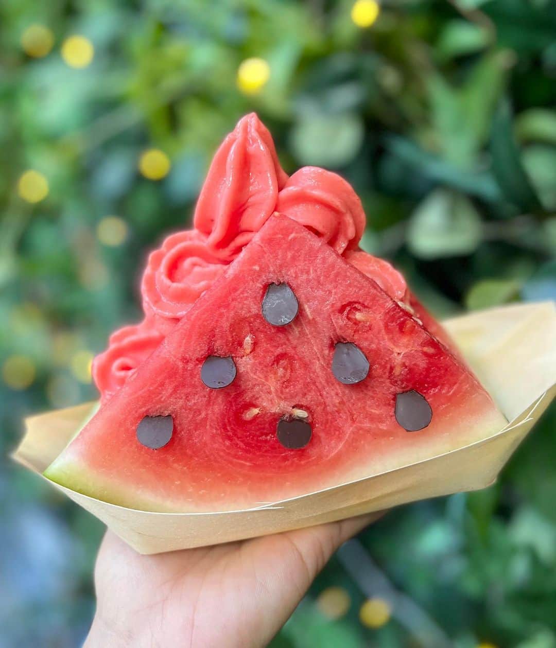 DOMINIQUE ANSEL BAKERYさんのインスタグラム写真 - (DOMINIQUE ANSEL BAKERYInstagram)「It’s back! Our What-a-Melon Soft Serve is back in Soho NYC starting this FRIDAY 6/30 to kick off 4th of July weekend. A slice of juicy fresh watermelon - complete with tiny hand-cut dark chocolate seeds - is swirled with our refreshing watermelon soft serve. Starts this FRIDAY 6/30 to TUESDAY 7/4 at the Soho Bakery, then it’ll be EVERY FRIDAY-SUNDAY all summer long. #whatamelon #softserve 🍉🍦」6月28日 22時18分 - dominiqueansel