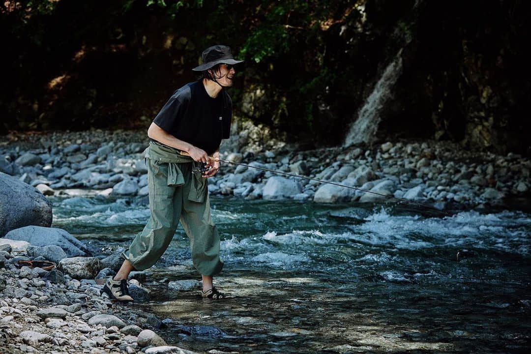 池上幸平のインスタグラム：「Columbia 2023 Spring/Summer FOOTWEAR COLLECTION 基本的に水辺に立つと無意識に魚を探してしまいます。」