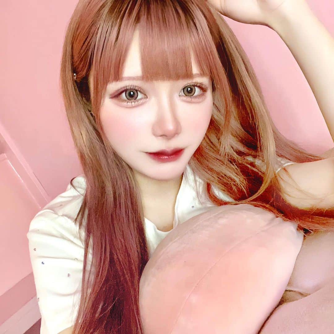 のインスタグラム：「⭐️👀✨🤍 ⁡ TCB 東京中央美容外科池袋西口院さんで TCB式小顔美肌再生の施術をしてから半年経ったよ〜😊 @tcb_ikebukuronishiguchi  ⁡ 半年経っても施術した時と変わらず 顔周りのもたつきとか無く痛みも勿論無い😌 フェイスラインが綺麗だねって褒めてもらうことも増えて 本当にやって良かったな⸜( ´ ꒳ ` )⸝  ⁡ ⁡ ⁡#東京中央美容外科 #東京 #池袋 #糸リフト #小顔整形 #TCB式小顔美肌再生 #PR」