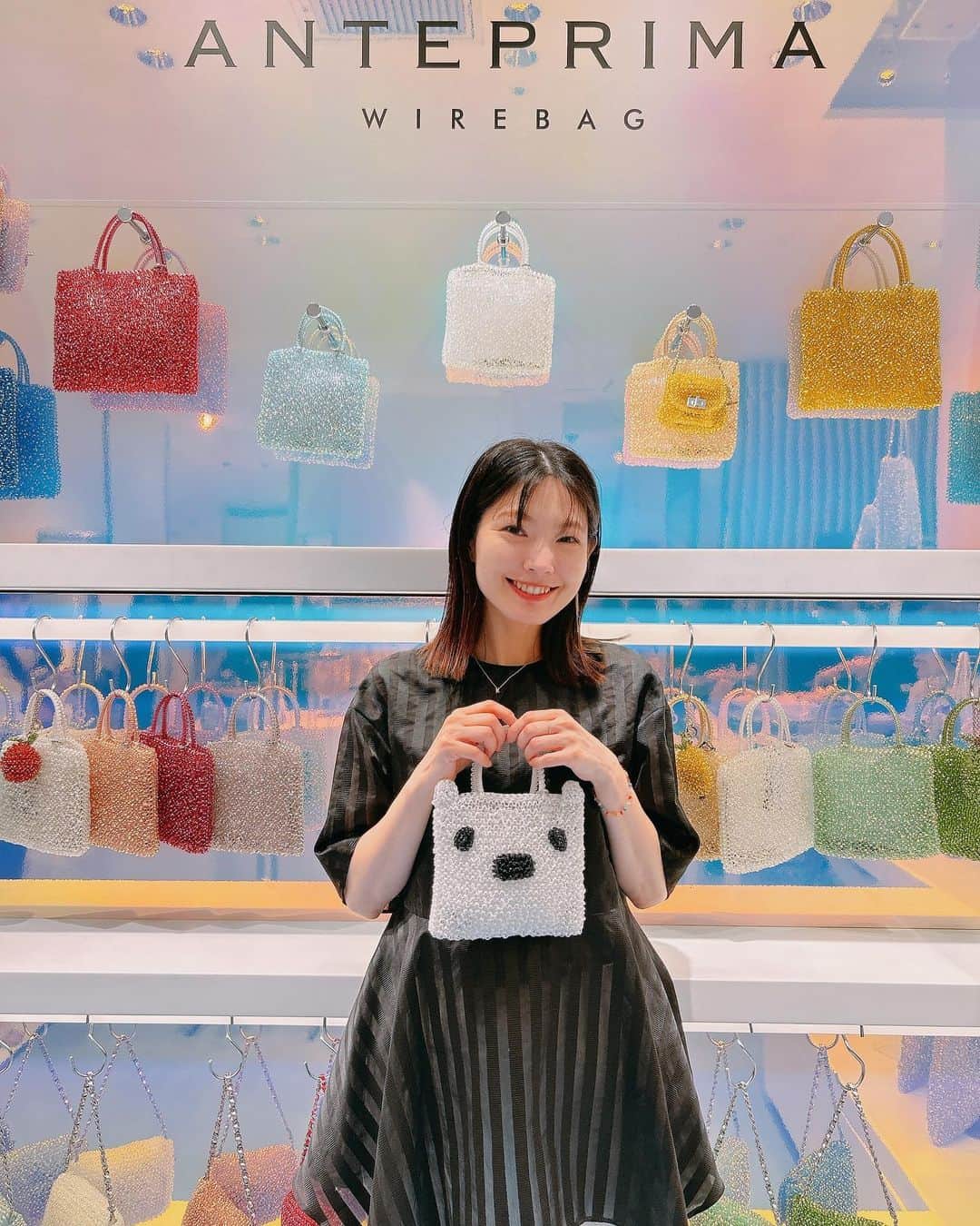 のインスタグラム：「@anteprima_japan  のPOPUPに行ってきました〜！！ カラフルで美しいワイヤーバッグに釘付け🥺🩵🤍💜 シロクマやキャラクターコラボも可愛かった✨ 形も色も豊富だから色々迷っちゃったけど、私はきいろのバッグを選びました💛(1番最後の写真) 今日のような黒いブラウスにも映えるし、Tシャツとデニムのようなシンプルコーデにも合わせたい❤️  お出かけがより楽しみになるバッグですね🥰  ポップアップストアは 📍伊勢丹新宿店  開催期間：6/28（水）～7/4（火） 場所：伊勢丹新宿店　本館1階 ハンドバッグ/プロモーション 　　  みなさんも遊びに行ってみてください✨  @anteprima_japan #anteprima #アンテプリマ #PR」
