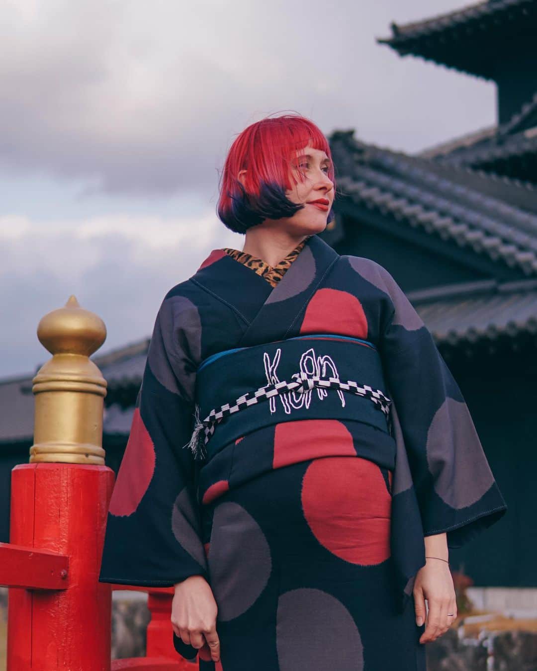 Anji SALZのインスタグラム：「Completely forgot to post these from my 8 month pregnancy when visiting @marutake_industries in Kagoshima.  Picked this kimono as it was still big enough to fit over my belly and ended up matching the surroundings 😂👀🤷🏻‍♀️  The @korn_official obi is self-made / upcycled from a second hand shirt of them and an old obi belt.  I need more band kimono stuff in my life 😂😂  #kimono #japan #marutake #ootd #polkadots #japanesekimono #kagoshima」