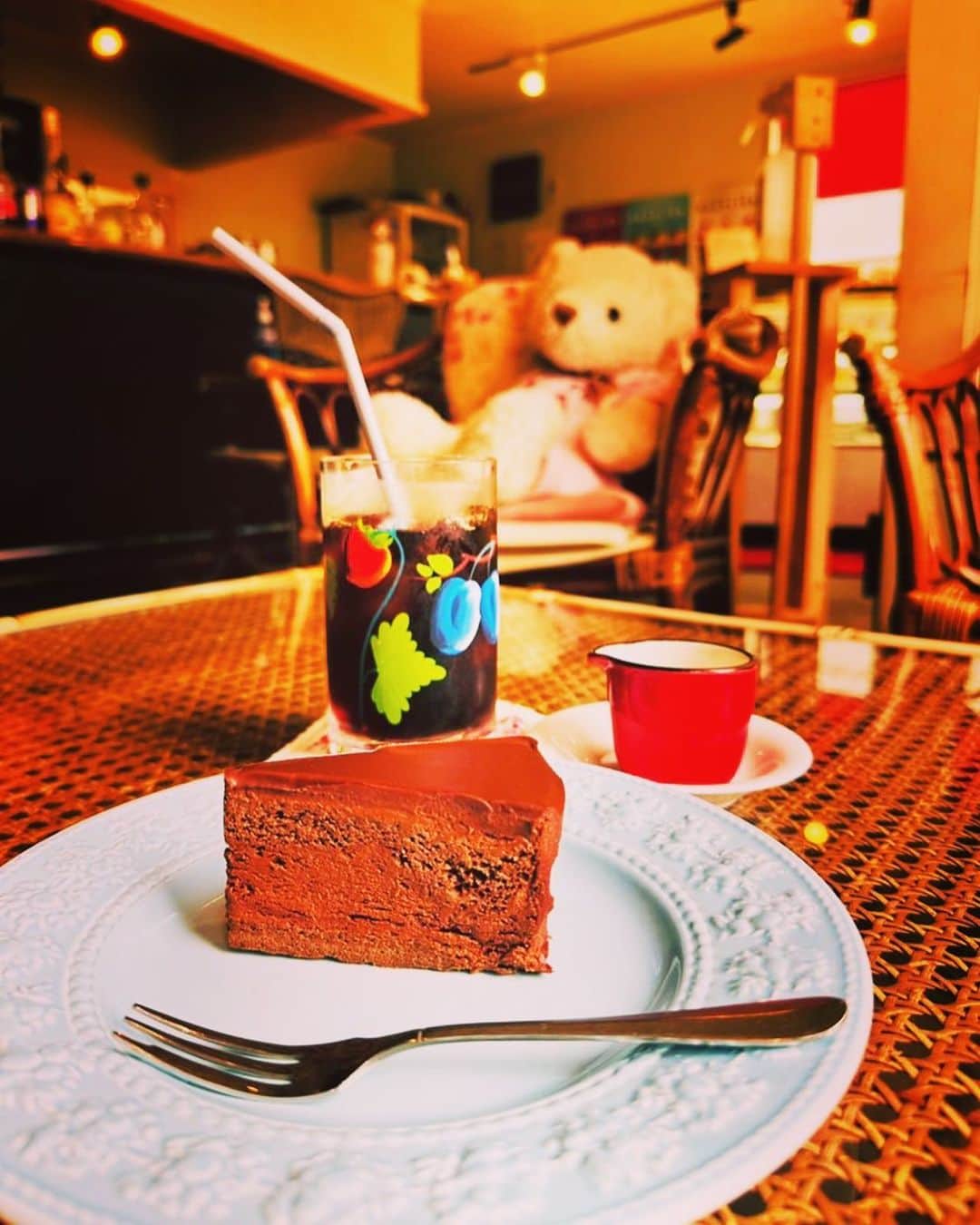 美川憲二さんのインスタグラム写真 - (美川憲二Instagram)「かわいいカフェで　お茶したわよ〜😋☕️🍰✨✨✨✨✨✨✨✨✨✨✌️  新規で、発見しました‼️  かわいいお店、「ププリエ」さんにお邪魔して🚶‍♀️💨💨  チョコレートケーキ🍰と、アイスコーヒー☕️をいただきりんこ😋☀️🌈🌈  見て見て、ほんとこのお店　超かわいいの〜🥰💕💕💕💕💕  ケーキも美味しいし、札幌街からちょい離れてるから💦💦穴場だし😃👍👍  店内も　かわいいから　女子には  最高にオススメなお店よ〜ん🥹🥰 #ププリエ #peuplier  #札幌 #カフェ #チョコレートケーキ #かわいいお店 #映え映えよ #ルンルン気分  #美川憲一 #美川憲二 #ヒデコフランセスカ #オネェ系 #ものまね」6月28日 22時27分 - mikawakenji