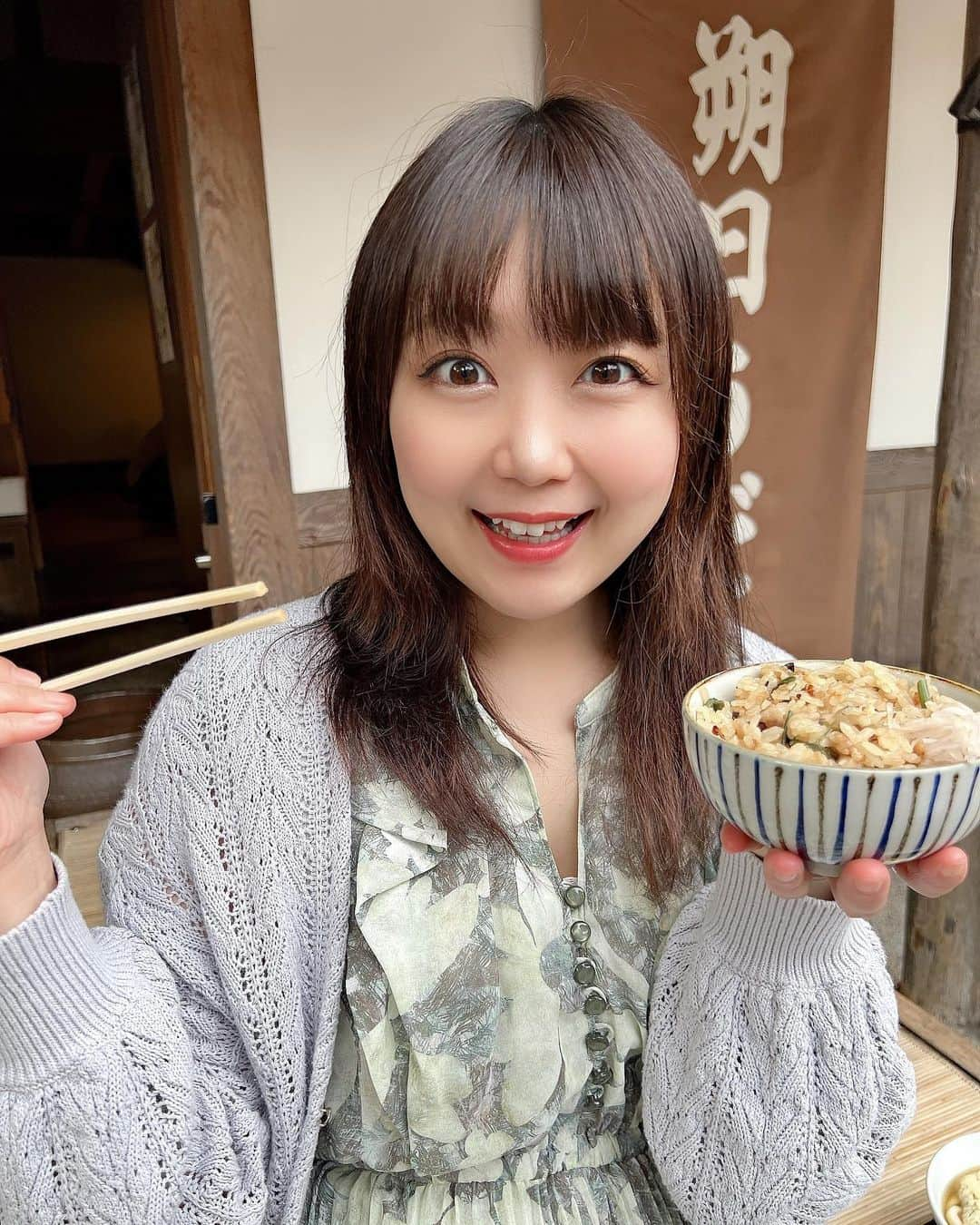 嶋梨夏さんのインスタグラム写真 - (嶋梨夏Instagram)「朔日うどんとセットになっていた五目ご飯もすーっごく美味しくて目がハートでした😍 . . . . . #被写体 #お仕事依頼受付中 #おでかけ #三重県 #伊勢 #伊勢神宮 #おかげ横丁 #伊勢神宮おかげ横丁 #朔日参り #朔日うどん #ふくすけ #伊勢うどん #いっぱい食べる君が好き #もぐもぐ #彼女感 #アラサー女子 #平成元年生まれ #150cm #ファインダー越しの私の世界 #ポートレート #ポートレート撮影 #女優 #actress #photooftheday #JAPAN #japanesegirl #instagood #followme #ricashima #嶋梨夏」6月28日 22時30分 - shimarica_jp