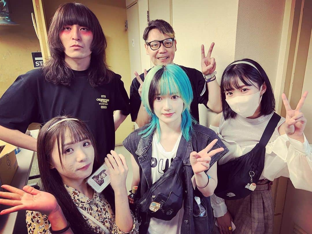 日高央さんのインスタグラム写真 - (日高央Instagram)「レーベルメイトのマナクルちゃん達と共に、渋谷クアトロで開催されている夜の本気ダンス2daysライブ初日、ドレスコーズとの2マンを拝見させていただきました！  久々に観たドレスコーズの煌びやかさたるや…もう日本のデヴィッド・ボウイは志磨くんで決定ですね👨🏻‍🎤妖艶さとPOPさのバランスも最高で、シアトリカルな歌唱力とパフォーマンス力もバンド界随一ではないでしょうか✨  そして主催の夜ダンは強靭なグルーヴが最高で、メガネをぶっ飛ばし踏み潰してしまう気迫は、2days初日なのに明日を忘れる本気さでした✊熱い演奏と緩いMCのギャップも魅力で、関西人の底力たるや…これからは夜ダンじゃなくて、その本気っぷりに敬意を表して「夜本」と呼ばせていただきます🌉😁🎵」6月28日 22時32分 - hidakatoru