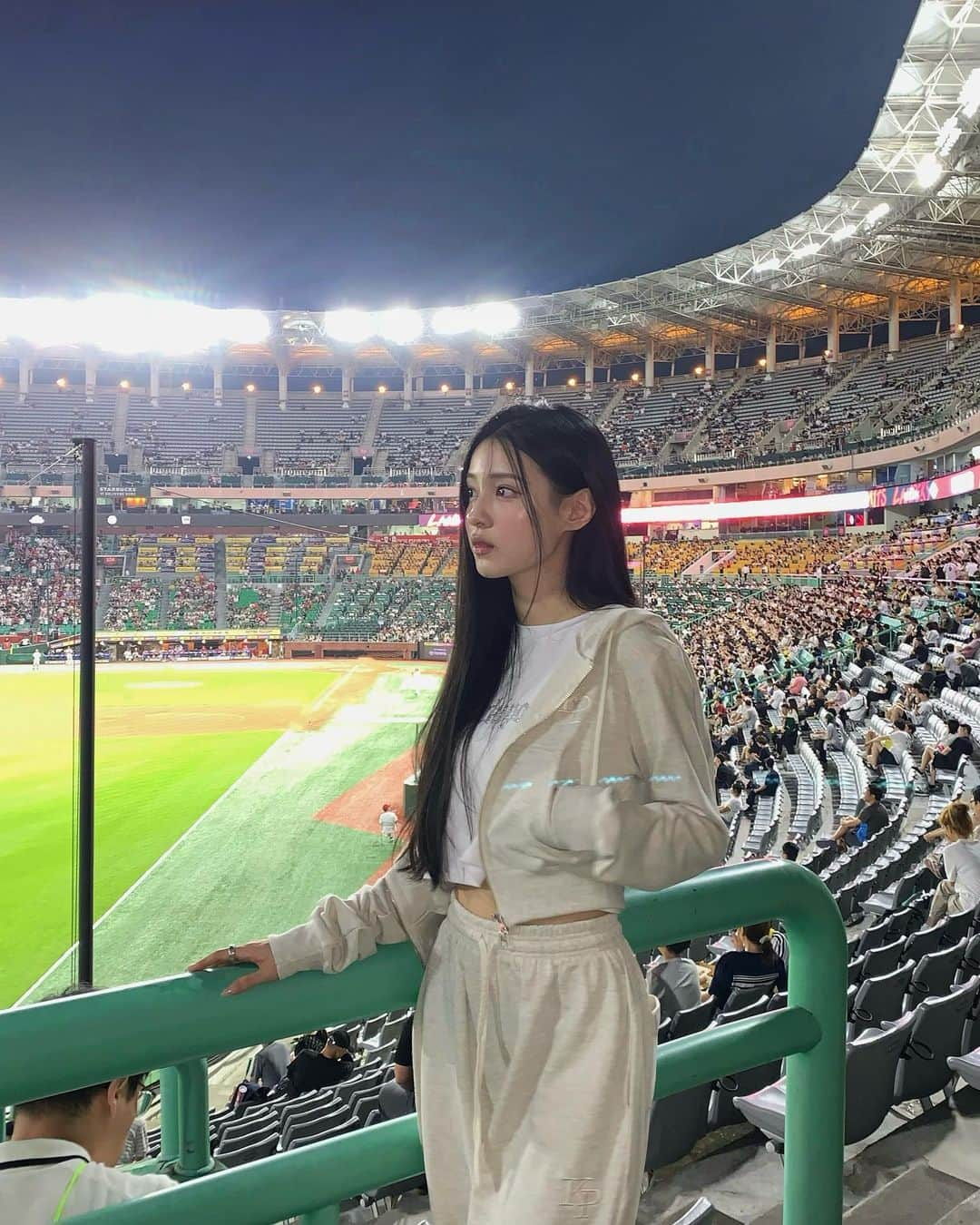 イ・ジスさんのインスタグラム写真 - (イ・ジスInstagram)「야구장 처음 와봤는데⚾️ 볼 줄 모르는데도 넘 재밌고 맛있는 거 짱 많았잖아.. 근데 이제 선수마다 응원 노래 완벽 마스터」6月28日 22時32分 - xxixuuu