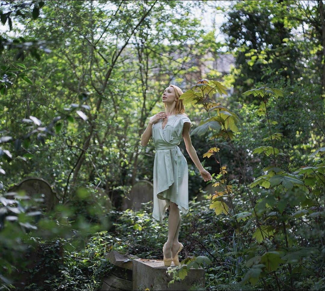 ballerina projectのインスタグラム：「𝐈𝐚𝐧𝐚 𝐒𝐚𝐥𝐞𝐧𝐤𝐨 at Abney Park Cemetery in London.   @iana_salenko #ianasalenko #ballerinaproject #ballerina #ballet #abneyparkcemetery #london #dance   Ballerina Project 𝗹𝗮𝗿𝗴𝗲 𝗳𝗼𝗿𝗺𝗮𝘁 𝗹𝗶𝗺𝗶𝘁𝗲𝗱 𝗲𝗱𝘁𝗶𝗼𝗻 𝗽𝗿𝗶𝗻𝘁𝘀 and 𝗜𝗻𝘀𝘁𝗮𝘅 𝗰𝗼𝗹𝗹𝗲𝗰𝘁𝗶𝗼𝗻𝘀 on sale in our Etsy store. Link is located in our bio.  𝙎𝙪𝙗𝙨𝙘𝙧𝙞𝙗𝙚 to the 𝐁𝐚𝐥𝐥𝐞𝐫𝐢𝐧𝐚 𝐏𝐫𝐨𝐣𝐞𝐜𝐭 on Instagram to have access to exclusive and never seen before content. 🩰」