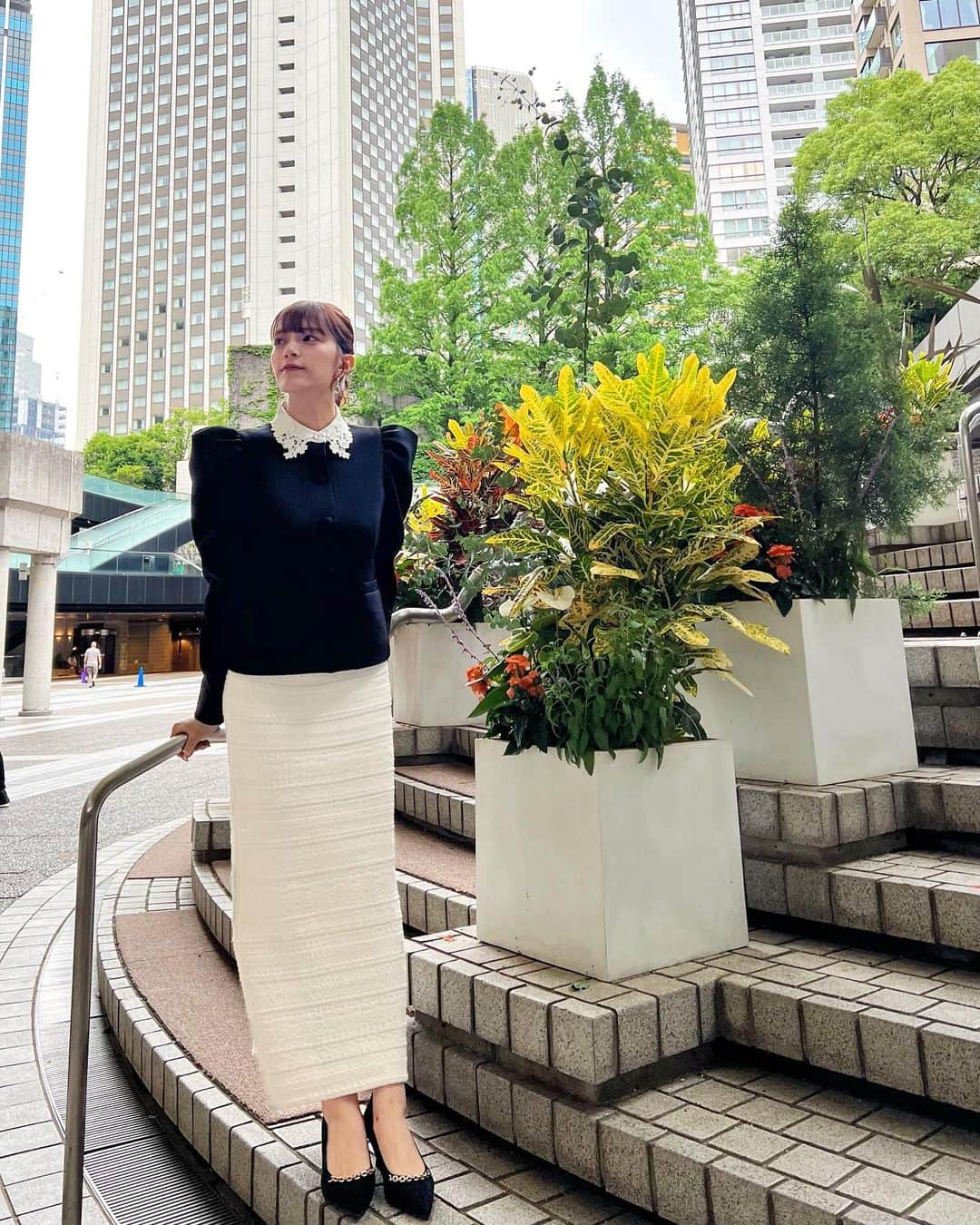 のインスタグラム：「🖤🤍 まだアプデしてないの？最終回で 着用したお洋服♡ フォーマルだけどデザイン性があって とてもとても好みでした♡ 毎回アプデ用に衣装を選んでくれたスタイリストさんにも 感謝感謝です🥲 コメントでも いつも衣装が素敵と言って頂けて嬉しかったです😭😭 ありがとうございます😊 * #三谷の衣装#ジャケット#jacket#スカート#skirt#タイトスカート#衣装#お気に入り#ootd#ootn#outfit#todaysoutfit#todaystyle#コーデ#フォーマル#デザイン#デザイン性#テレビ朝日#アナウンサー#三谷紬」