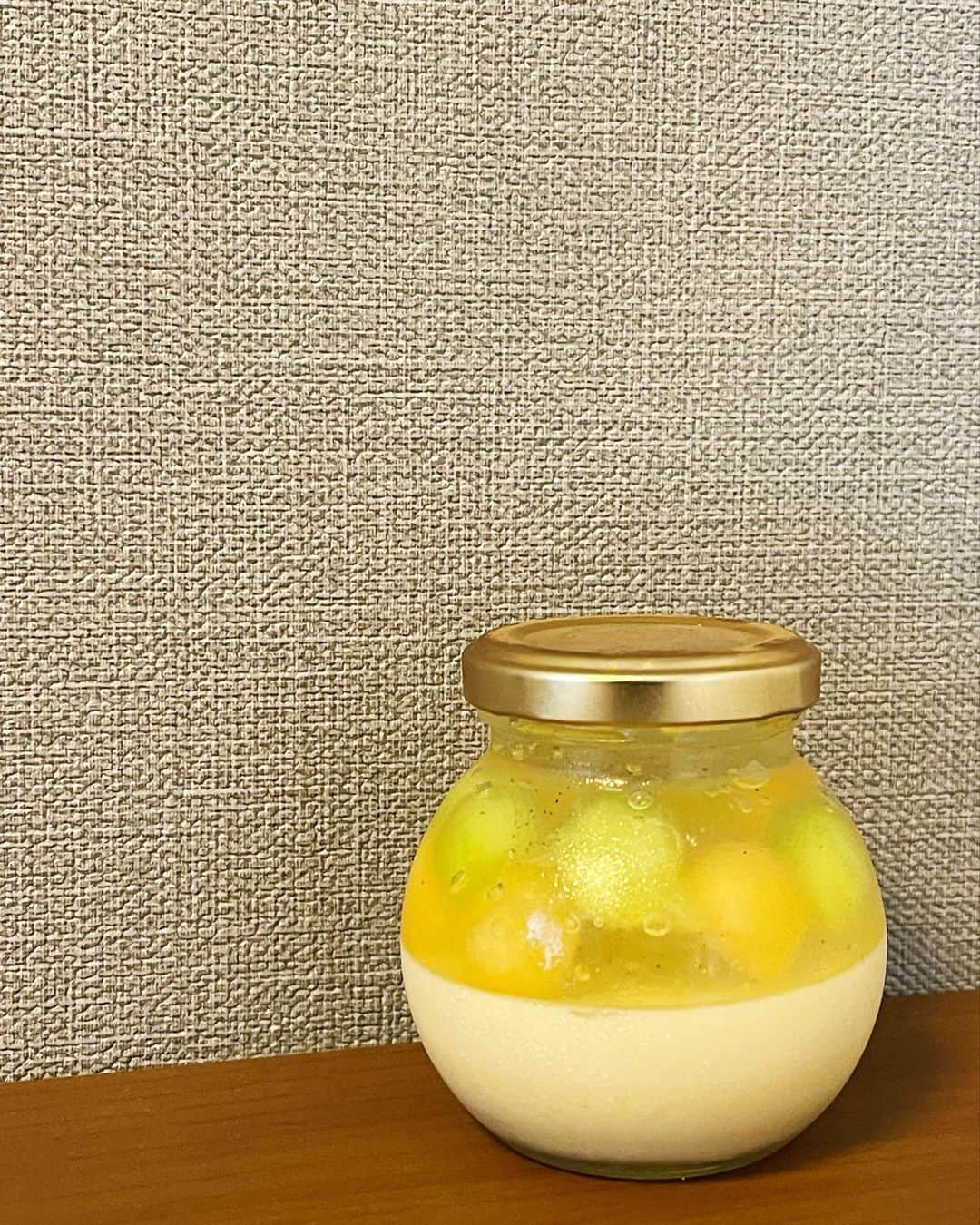 恒松あゆみのインスタグラム：「涼しげなプリン。  じめっとしていて蒸し暑いので、こういったひんやりスイーツが沁みます。  見て癒され。 食べて満たされ。  ごちそうさまでした。   #プリン #お土産 #メロン」