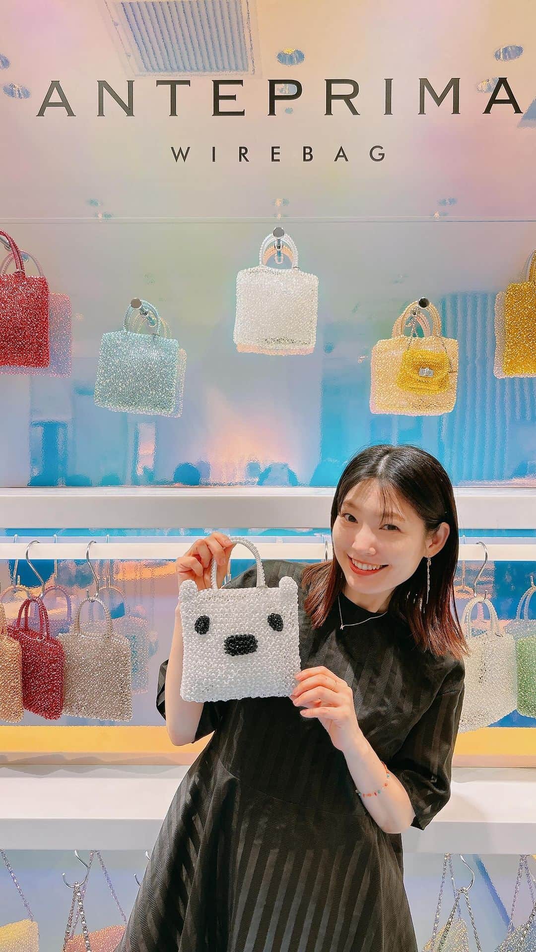 のインスタグラム：「かわいいバッグ盛りだくさんであれもこれも紹介したくリールもつくっちゃった🥳 写真や動画で見てもかわいいんだけど、実物は手に持ったときのバッグの質感とか軽さとかも実感できるのでポップストアであれこれ合わせてみるのがおすすめです💛💙  POPUPは伊勢丹新宿店本館1階にて7/4(火)まで開催中だよ🍬  @anteprima_japan #anteprima #アンテプリマ #PR」