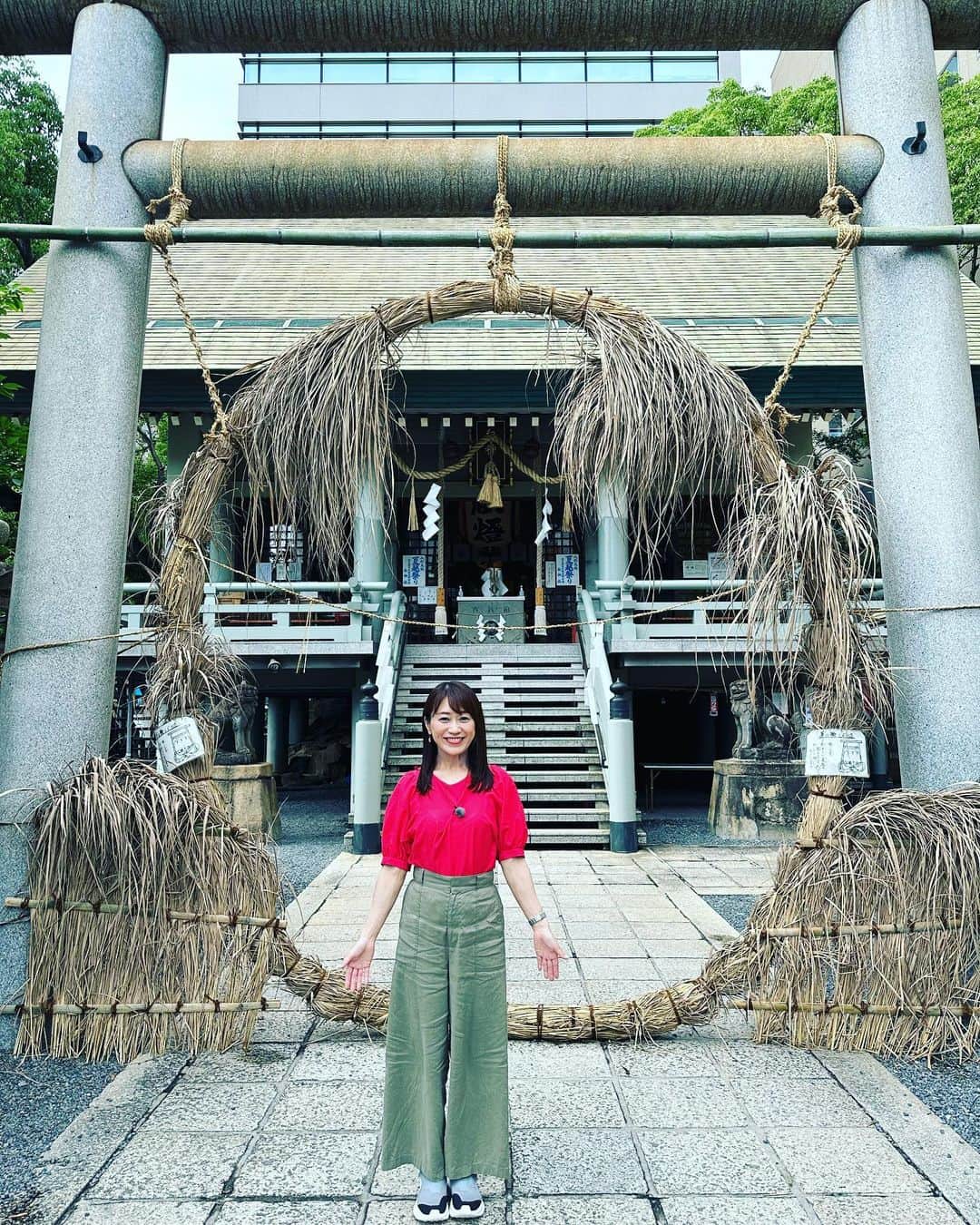 大隅智子のインスタグラム：「広島市の白神社から夏越の祭りについて中継で伝えました。 「夏越しのはらえ」は30日に開催されます。 半年の厄を払い、残りの半年間を清々しく過ごしましょう。 茅の輪くぐりも紹介しました。 中継時間は晴れました！ #広島　#nhk広島放送局 #白神社　＃夏越しのはらえ　#夏越の祭り #なごしまつり #茅の輪　#茅の輪くぐり」