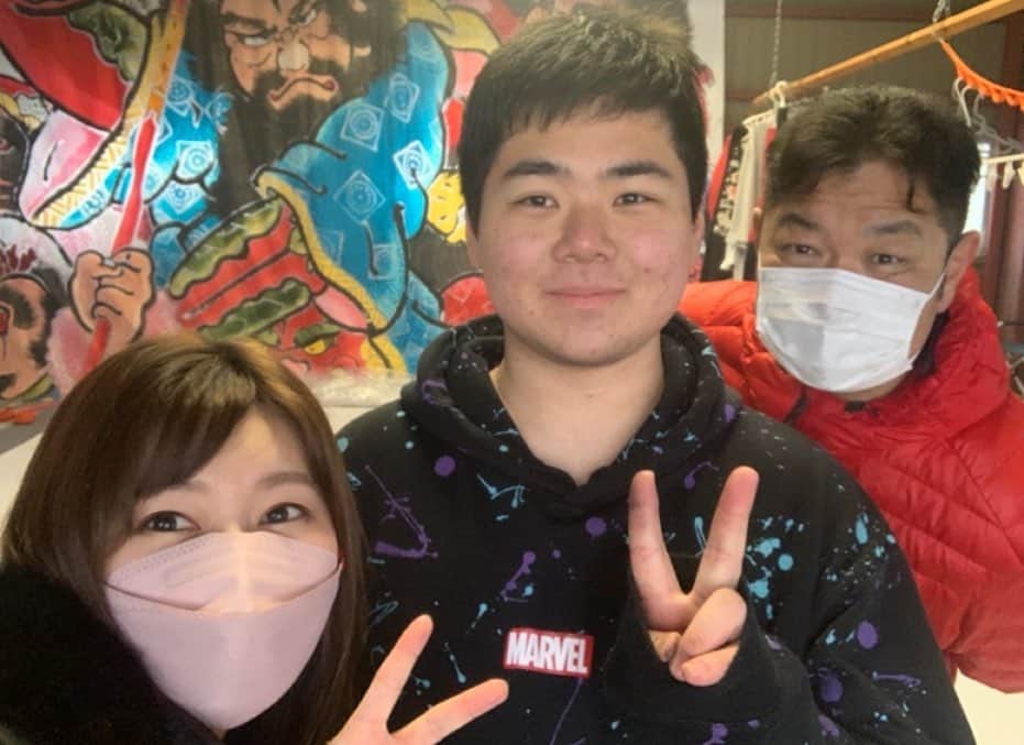 稲葉千秋のインスタグラム：「あすのハレのちあした  木曜日の特集は 旬の人や話題をお伝えするトピック🎵  今回は、8月の平川ねぷたまつりでデビューする 高校生ねぷた絵師・澤田励也さんを紹介します✨  実は、励也さんとの出会いは7年前。 小学生の時にハッピィで私と共演しているんです😌  あの時から追いかけていた ねぷた絵師の夢を叶えると聞いて感激🥺✨ これは丁寧に取材したいと、 半年間追いかけました。  励也さんのねぷたにかける思いや 素直な人柄が伝わると嬉しいです。  あすの18:15〜 ぜひご覧ください☺️✨  #ハレのちあした #木曜トピック  #高校生ねぷた絵師 #澤田励也さん #平川ねぷたまつりでデビュー #お父さんの愛情も感じてほしい #稲葉千秋」